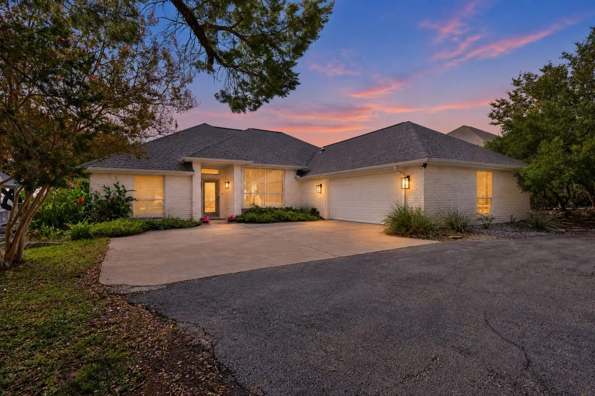Photo 1 of Single family home for sale at 1203 Horizon Ct, Granbury, TX 76049 | MLS# 21405593 | Listing updated on 2026-10-28