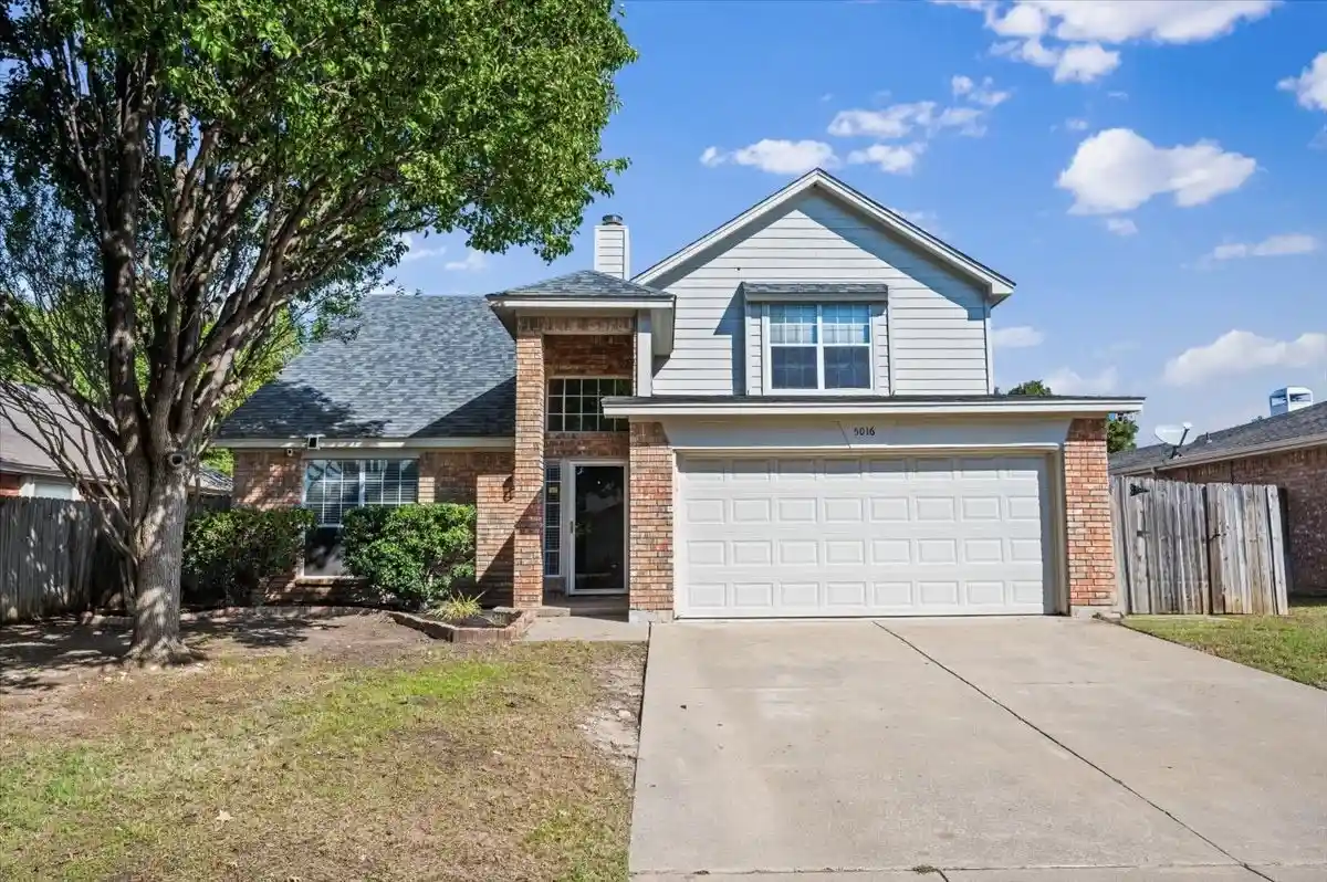 Single family home for sale at 5016 Mill Crk Trl, Fort Worth, TX 76179 | MLS# 21409658