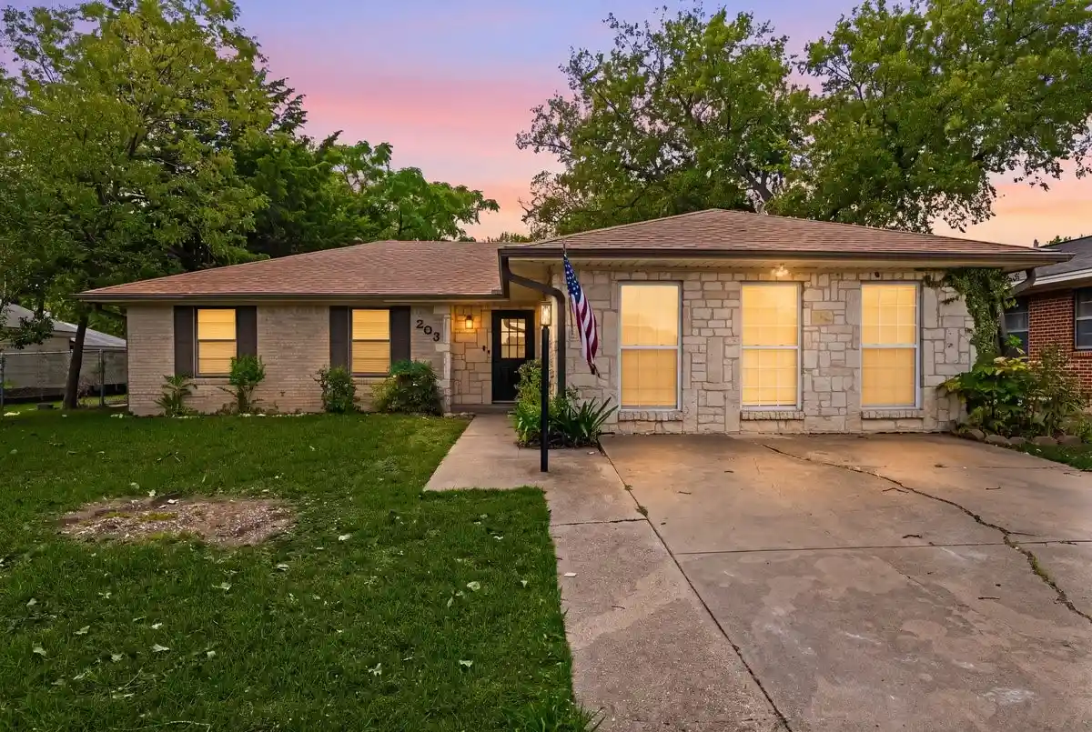 Photo 1 of Single family home for sale at 203 Evelyn St, De Soto, TX 75115 | MLS# 21409735 | Listing updated on 2026-10-15