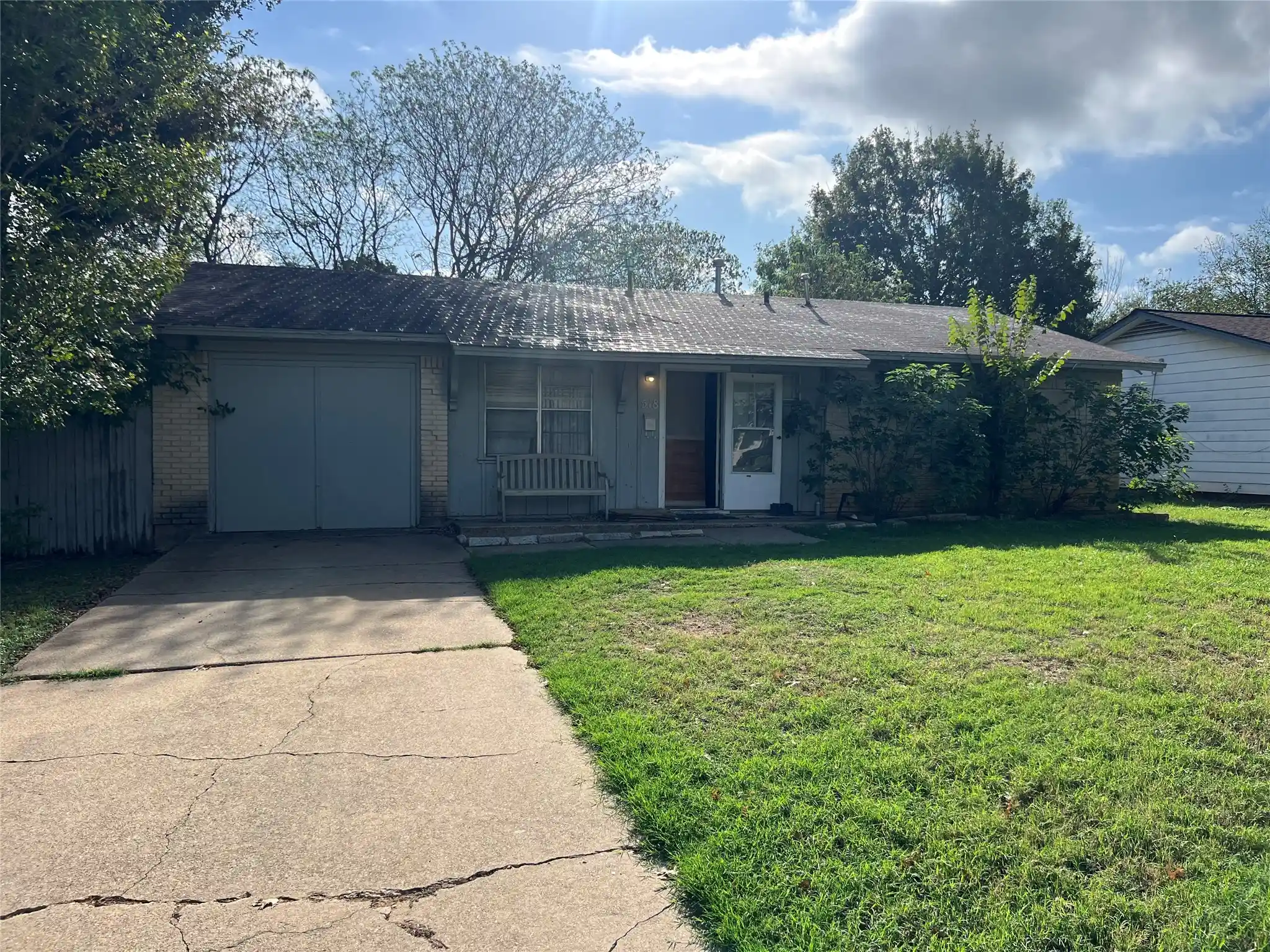 Photo 1 of Single family home for sale at 518 Stonewall Dr, Euless, TX 76039 | MLS# 21409841 | Listing updated on 2026-10-13