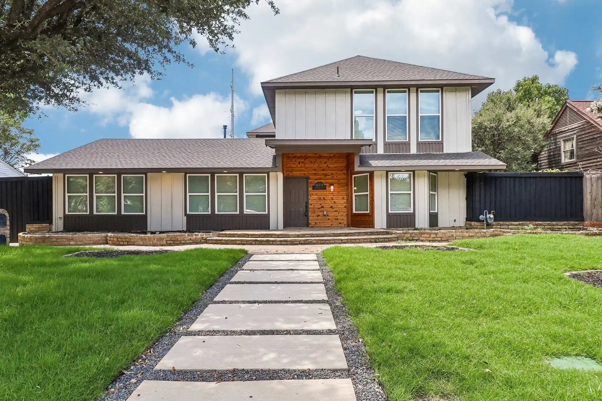 Single family home for sale at 10711 Cromwell Dr, Dallas, TX 75229 | MLS# 21409985