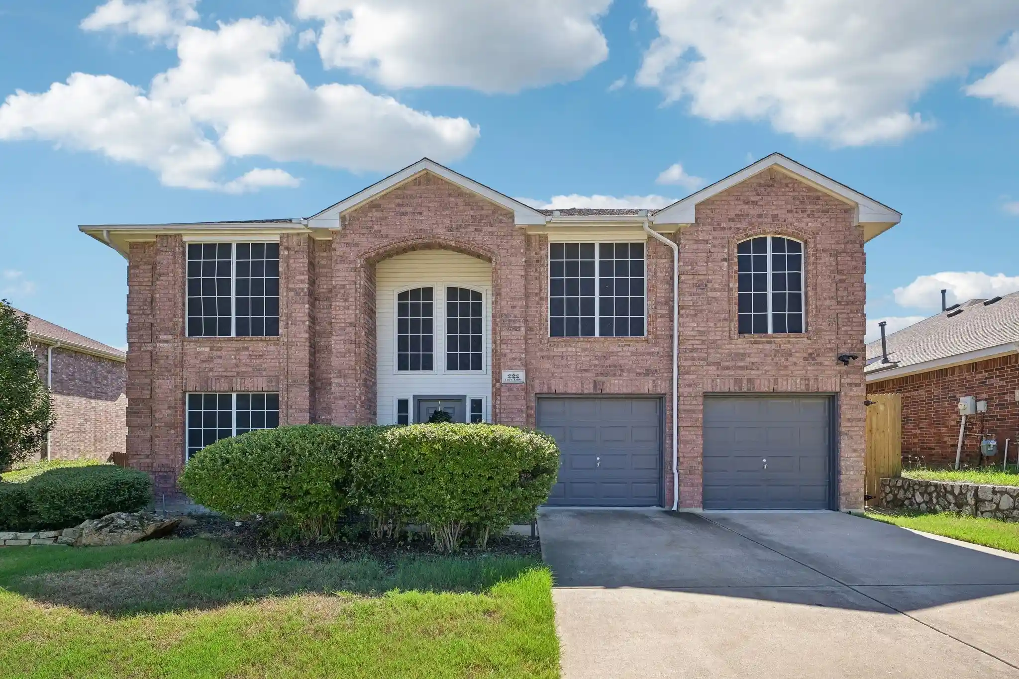 Photo 1 of Single family home for sale at 222 Cozy Ln, Cedar Hill, TX 75104 | MLS# 21407466 | Listing updated on 2026-10-17