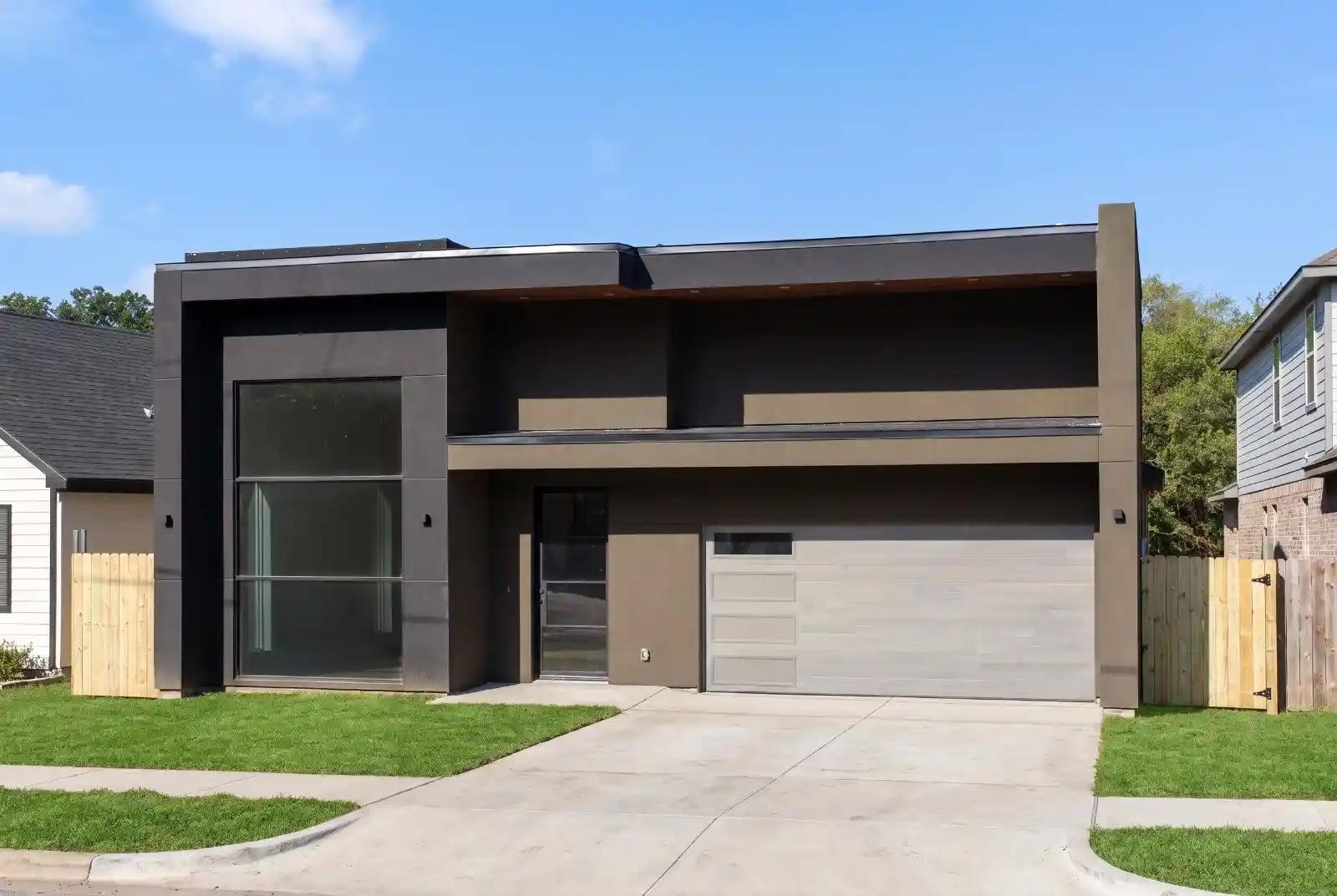 Photo 1 of Single family home for sale at 2023 Lamont Ave, Dallas, TX 75216 | MLS# 21404391 | Listing updated on 2026-10-24