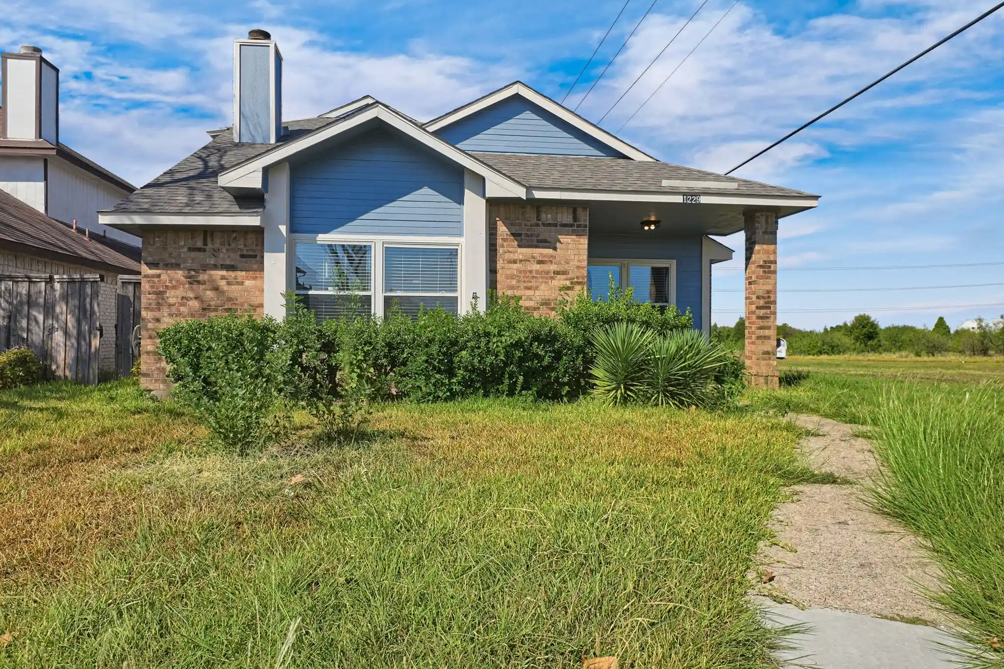 Photo 1 of Single family home for sale at 1229 Old Barn Ln, Mesquite, TX 75149 | MLS# 21398474 | Listing updated on 2026-10-15