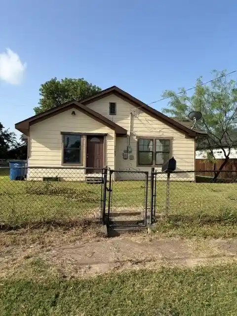Single family home for sale at 3512 Toronto St, Dallas, TX 75212 | MLS# 21410508