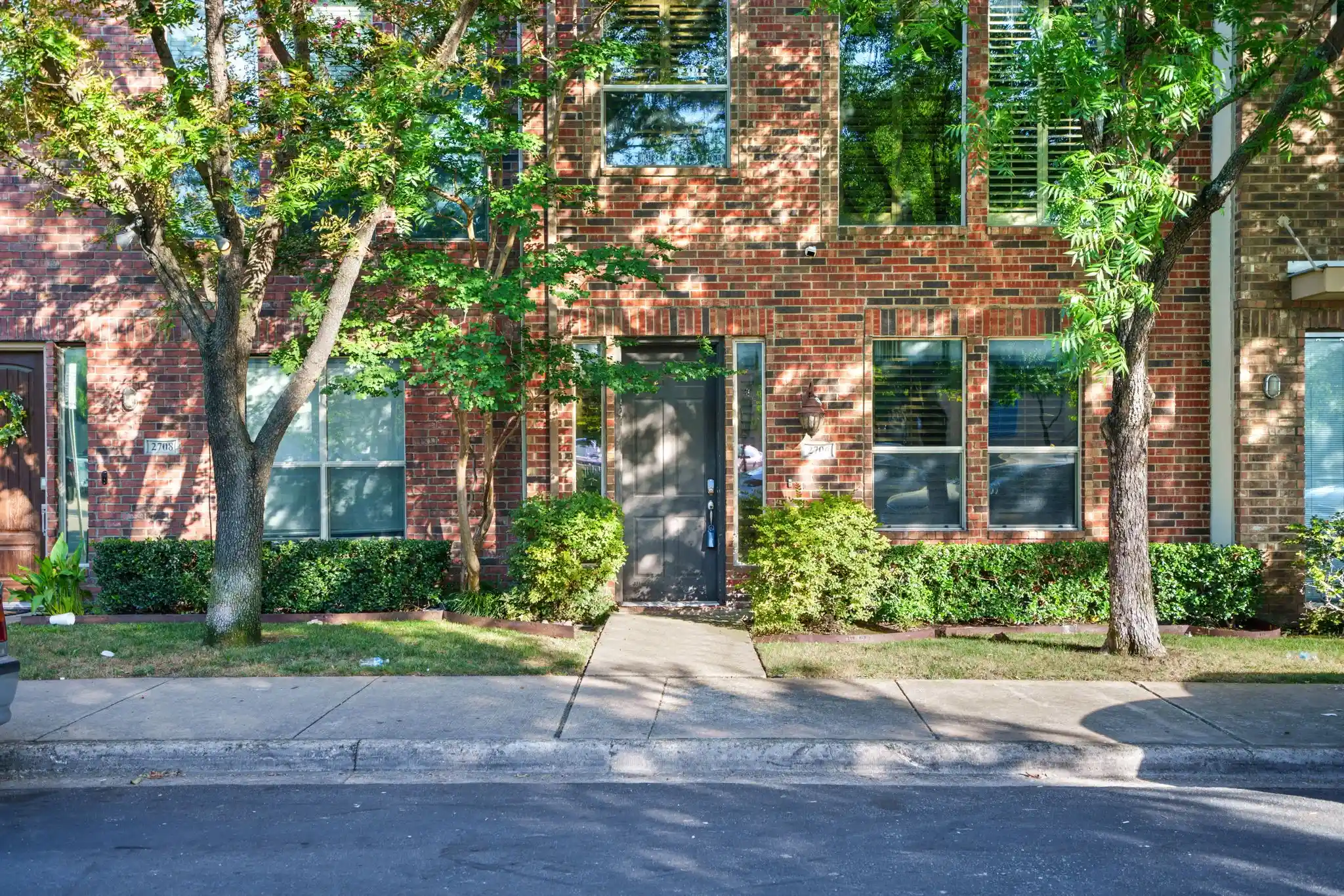 Photo 1 of Townhouse for sale at 2706 Floyd St, Dallas, TX 75204 | MLS# 21410910 | Listing updated on 2026-10-14