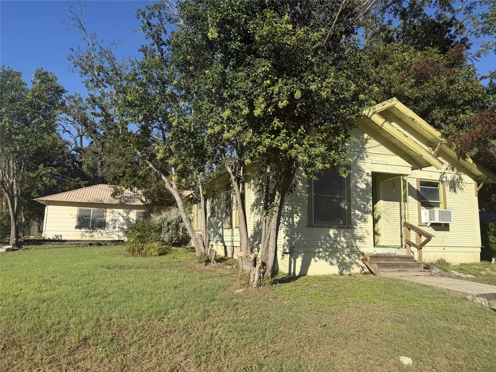 Photo 1 of Single family home for sale at 108 S Race St, Lampasas, TX 76550 | MLS# 21405840 | Listing updated on 2026-10-14