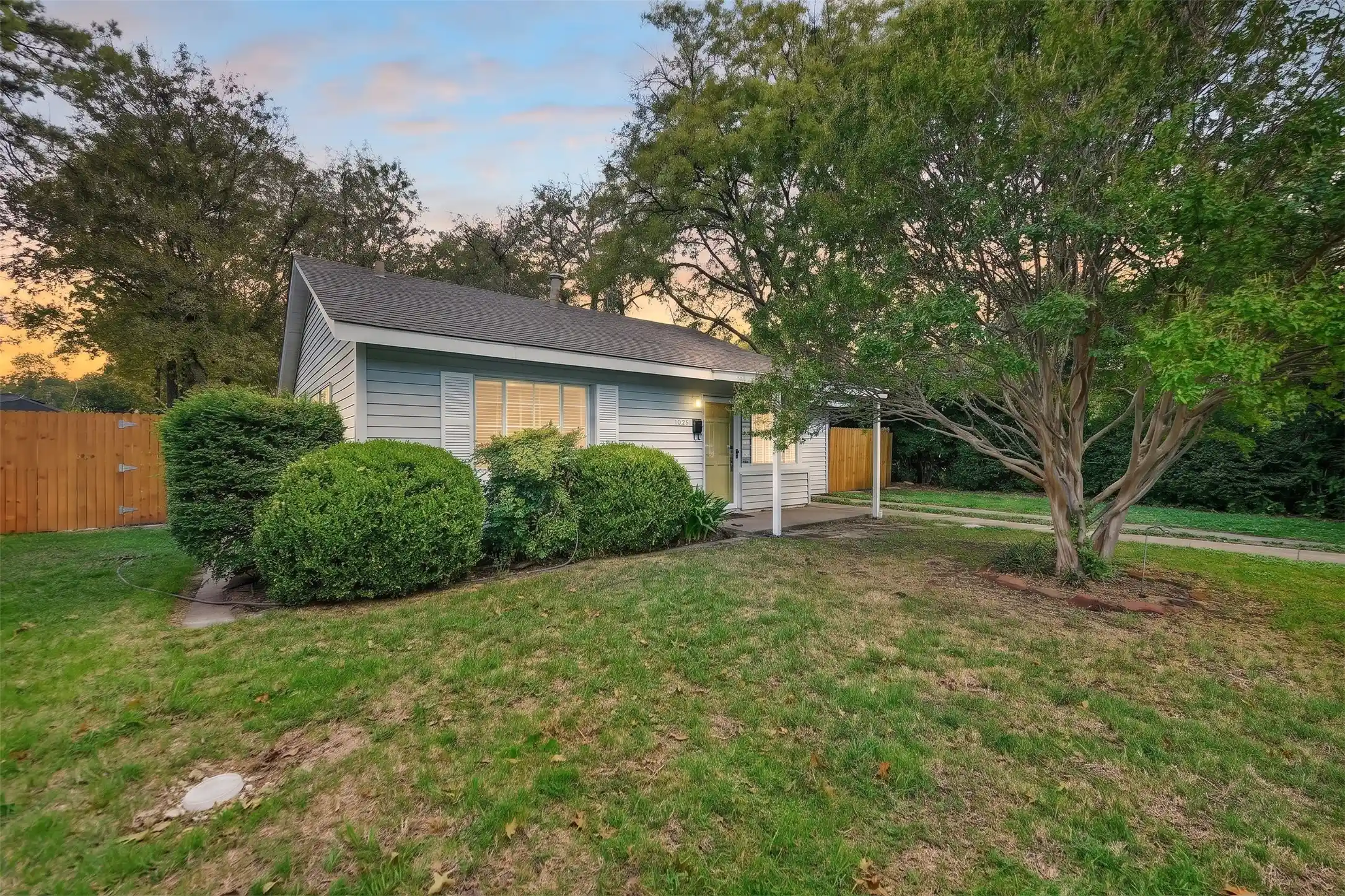 Photo 1 of Single family home for sale at 1029 Coit St, Denton, TX 76201 | MLS# 21409768 | Listing updated on 2026-10-27