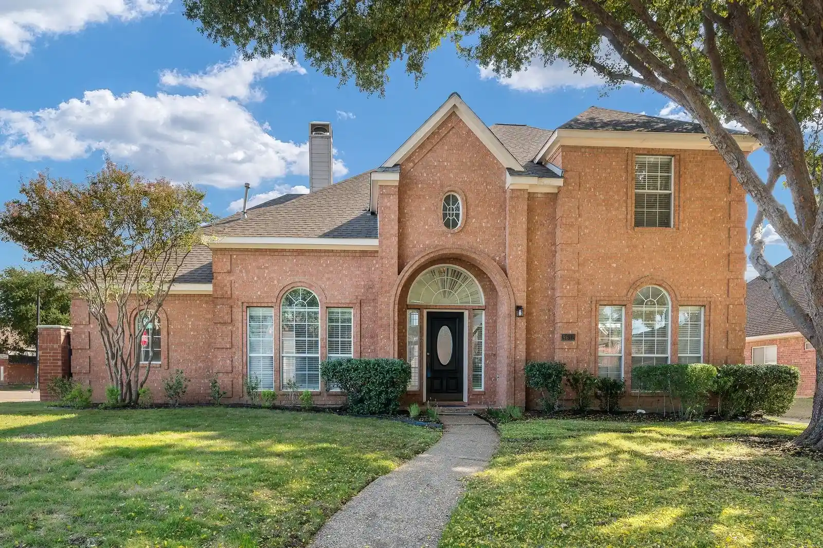 Photo 1 of Single family home for sale at 9612 E Oaks Ln, Irving, TX 75063 | MLS# 21405123 | Listing updated on 2026-10-24