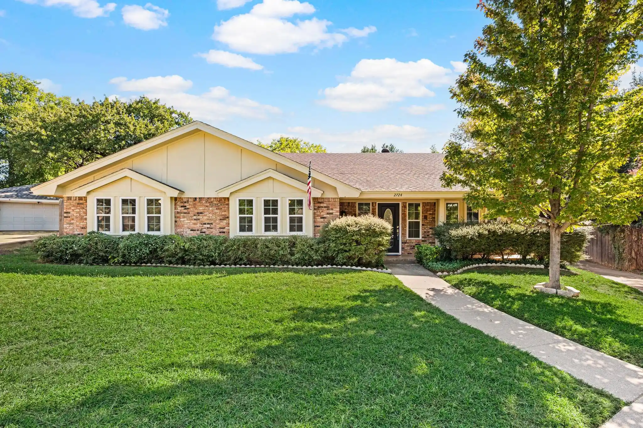Single family home for sale at 2724 Westridge Dr, Arlington, TX 76012 | MLS# 21410339