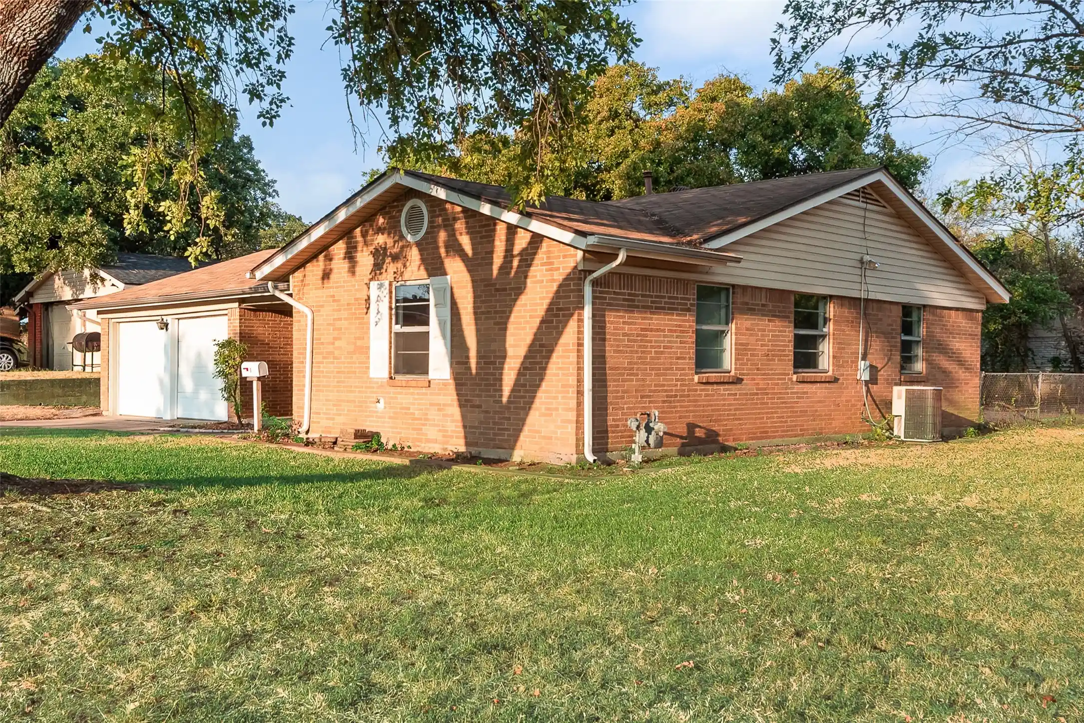 Photo 1 of Sale Pending at 6609 Trailwood Dr, Forest Hill, TX 76140 | MLS# 21411869 | Listing updated on 2026-10-27