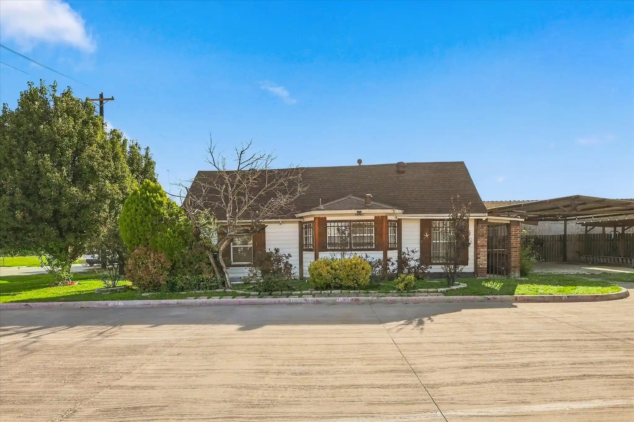 Photo 1 of Single family home for sale at 622 E Mckinney St, Denton, TX 76209 | MLS# 21405913 | Listing updated on 2026-10-15