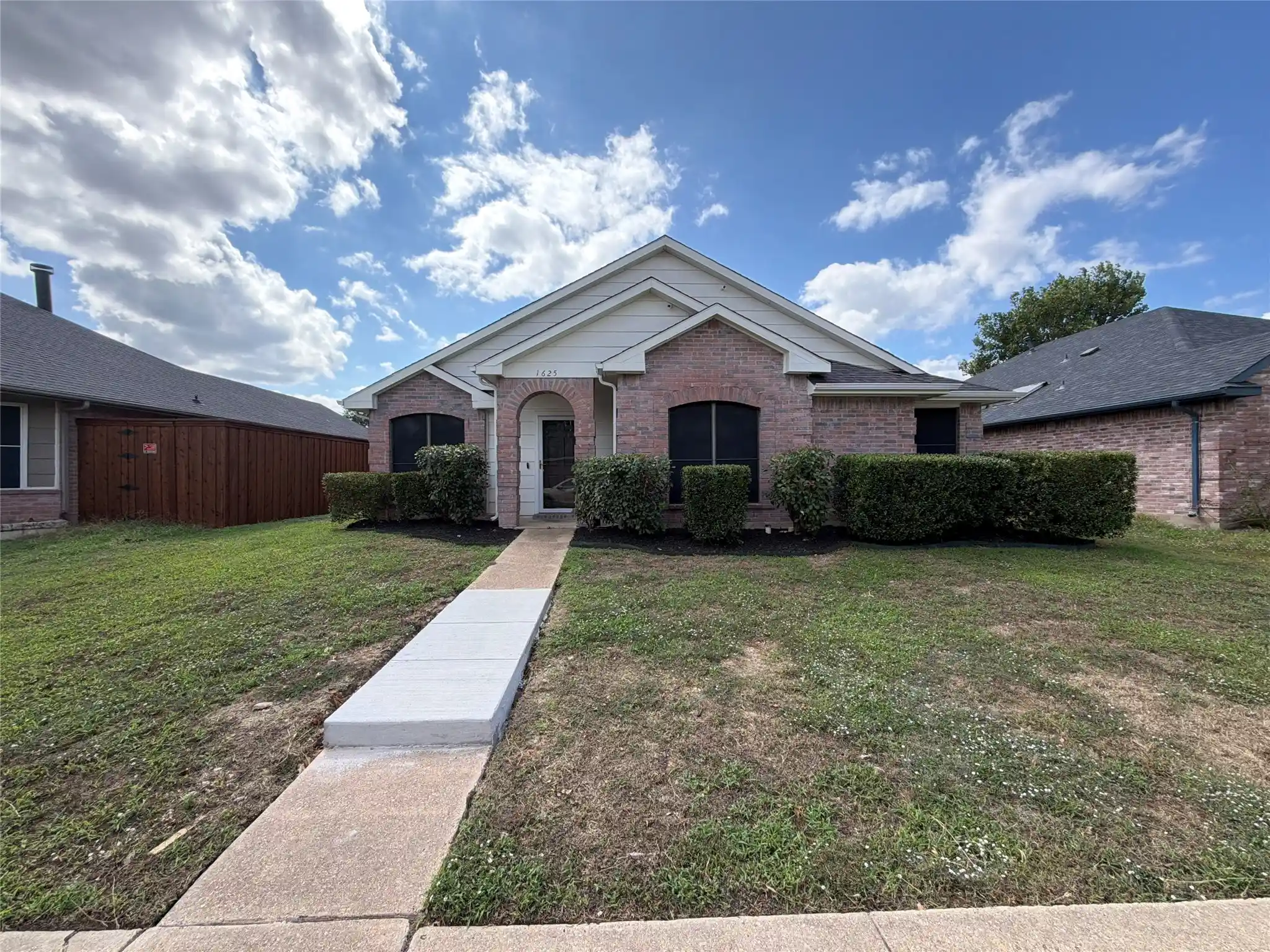 Photo 1 of Single family home for sale at 1625 Cool Springs Dr, Mesquite, TX 75181 | MLS# 21412293 | Listing updated on 2026-10-22