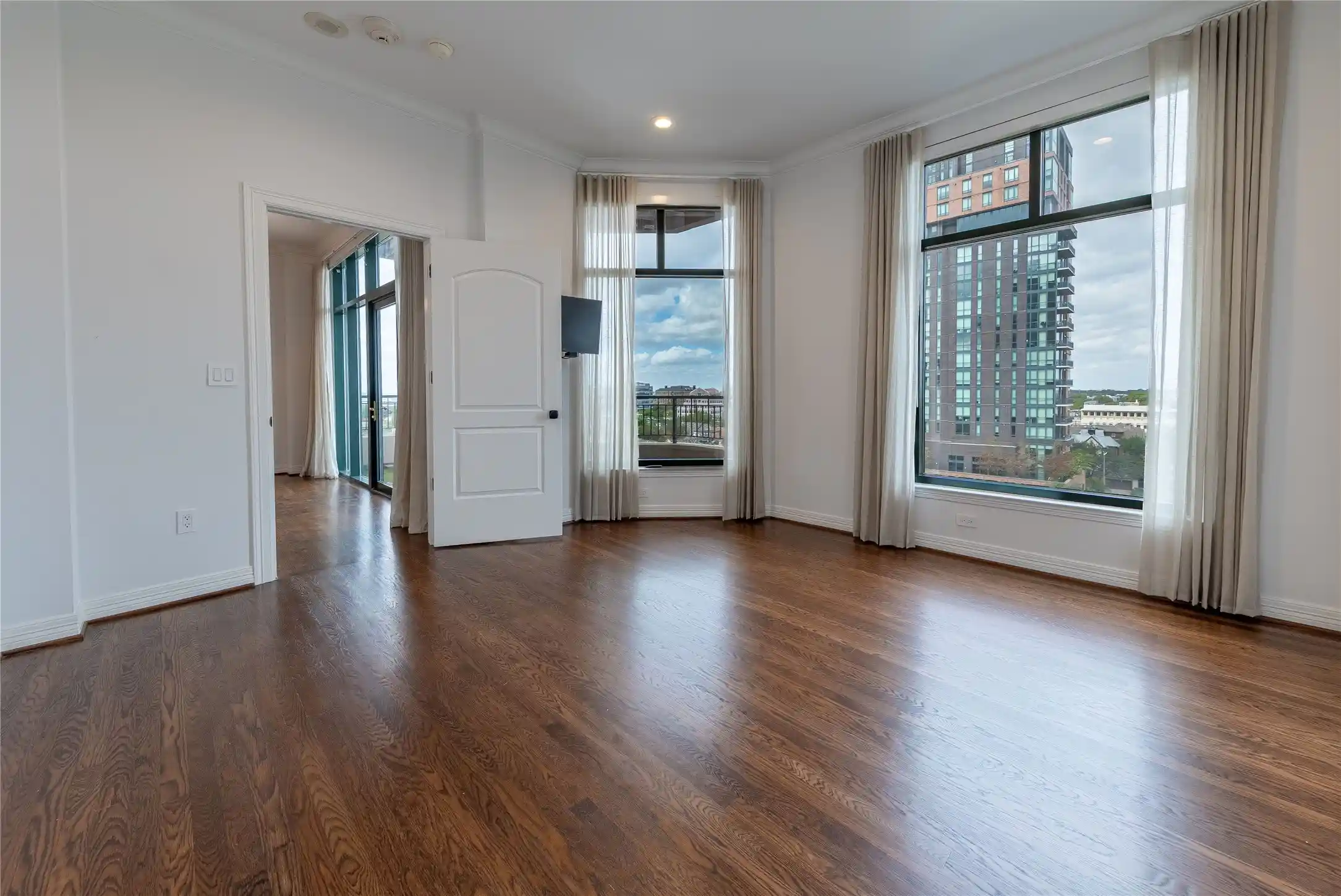 Photo 1 of Condo for sale at 2828 Hood St #801, Dallas, TX 75219 | MLS# 21410506 | Listing updated on 2026-10-15