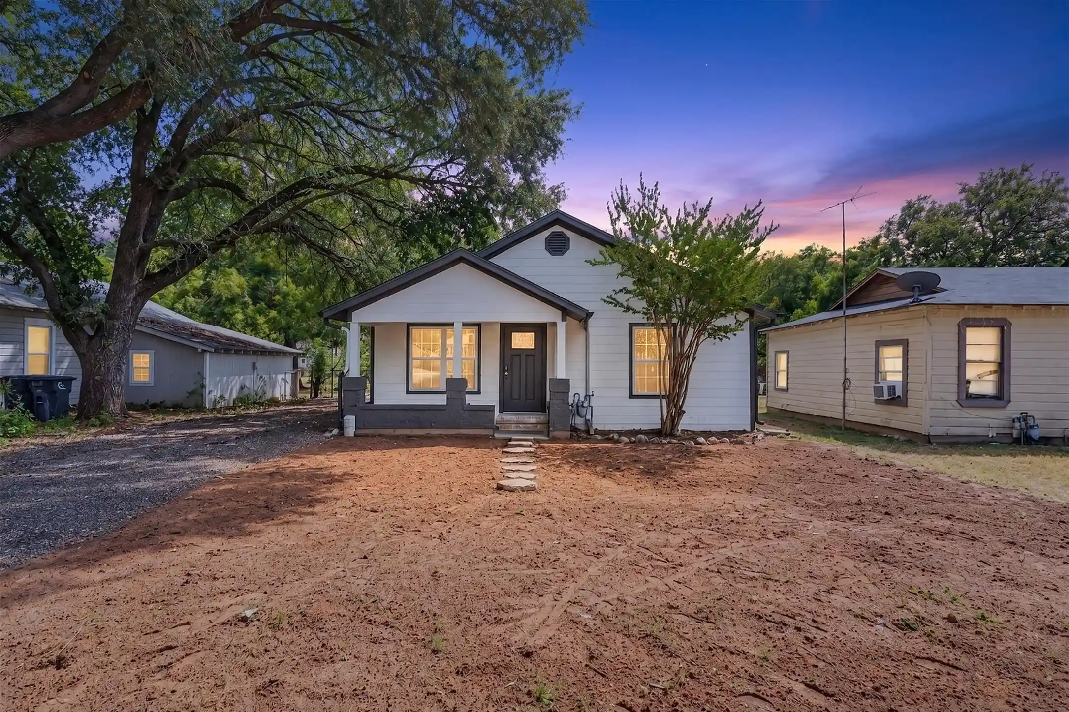 Photo 1 of Single family home for sale at 425 Bales St, Cleburne, TX 76033 | MLS# 21394667 | Listing updated on 2026-10-21