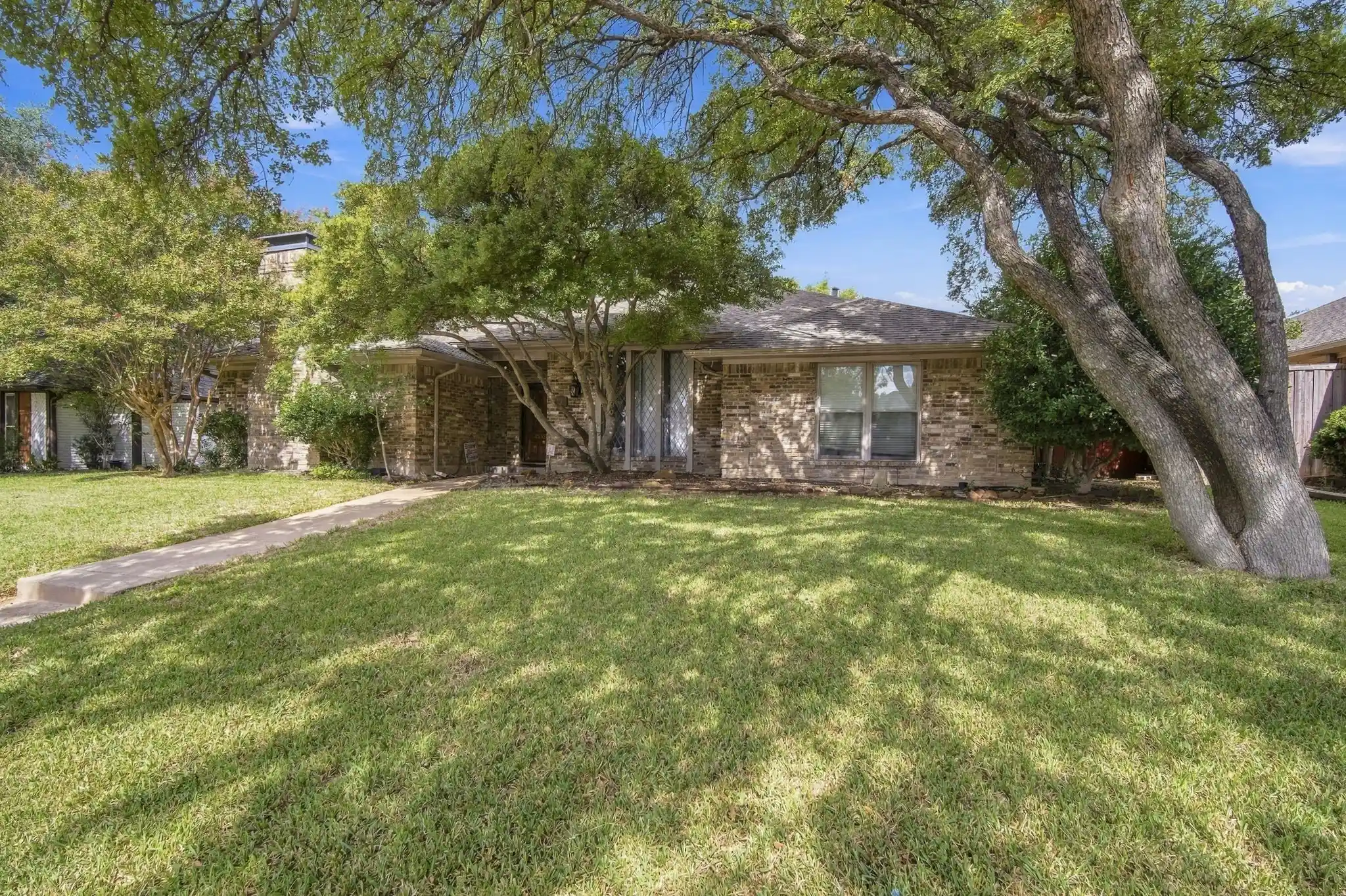 Photo 1 of Single family home for sale at 9947 Chimney Hl Ln, Dallas, TX 75243 | MLS# 21412258 | Listing updated on 2026-10-16