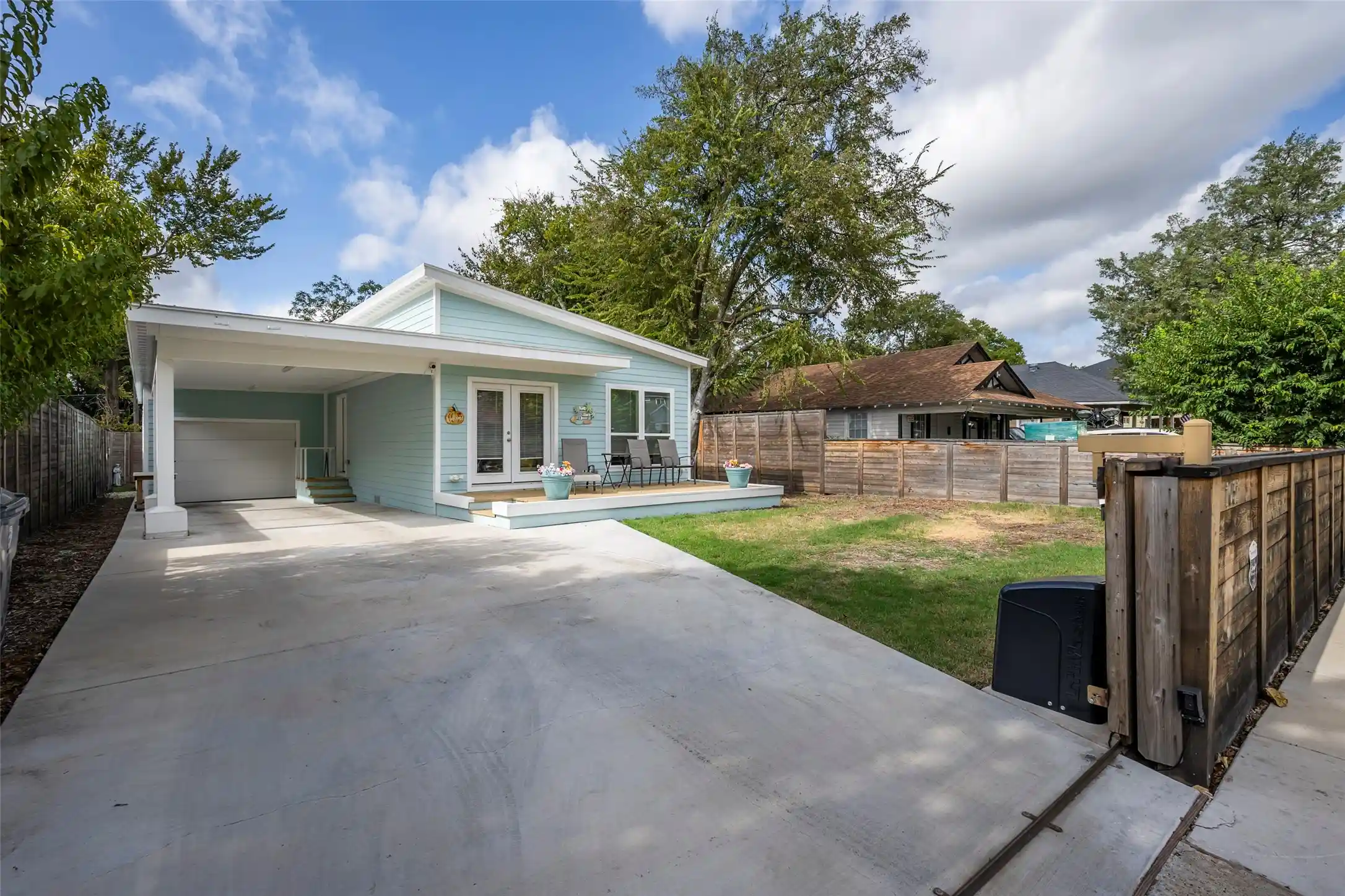 Photo 1 of Single family home for sale at 1031 Grandview Ave, Dallas, TX 75223 | MLS# 21412247 | Listing updated on 2026-10-16
