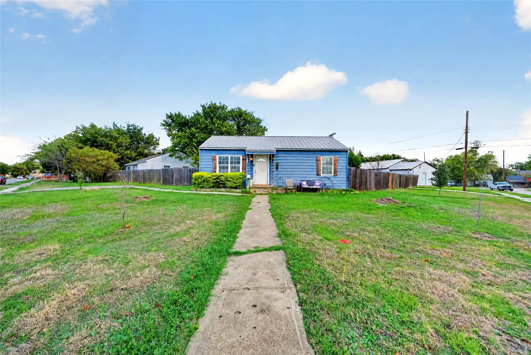 Photo 1 of Single family home for sale at 318 Charles Dr, Irving, TX 75060 | MLS# 21411253 | Listing updated on 2026-10-28