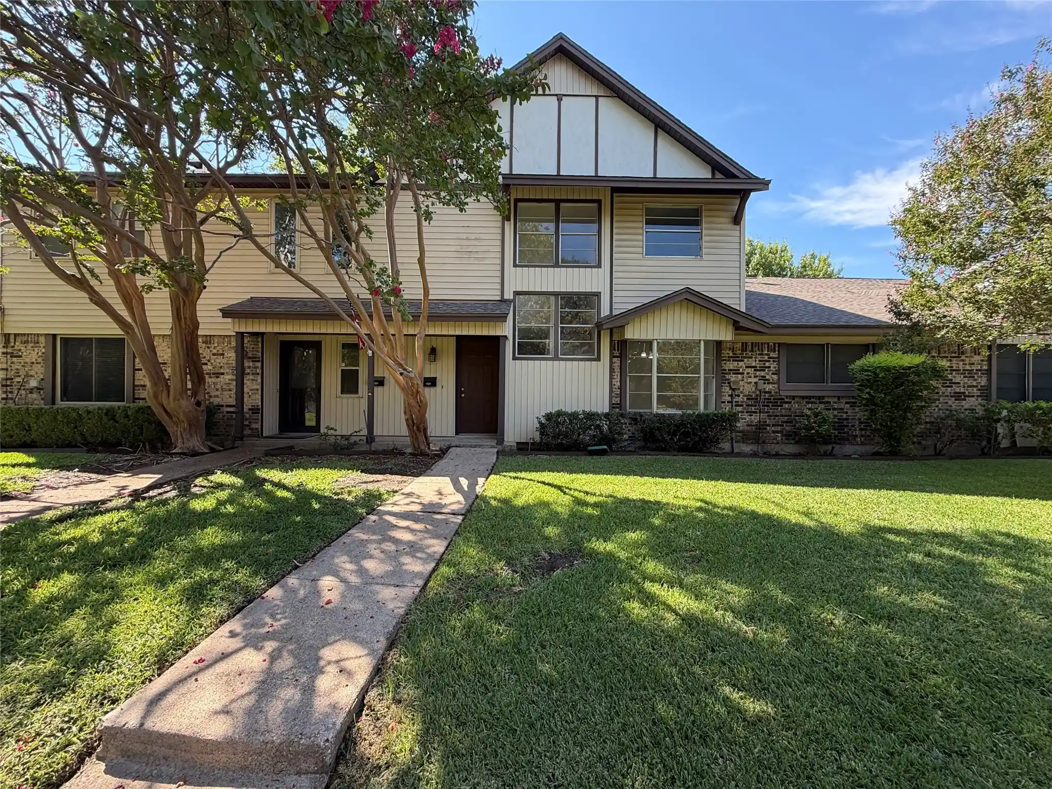 Townhouse for sale at 4911 Rollingwood Ct, Garland, TX 75043 | MLS# 21412736