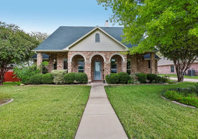 Single family home for sale at 6324 Canyon Trl, Fort Worth, TX 76135 | MLS# 21413330