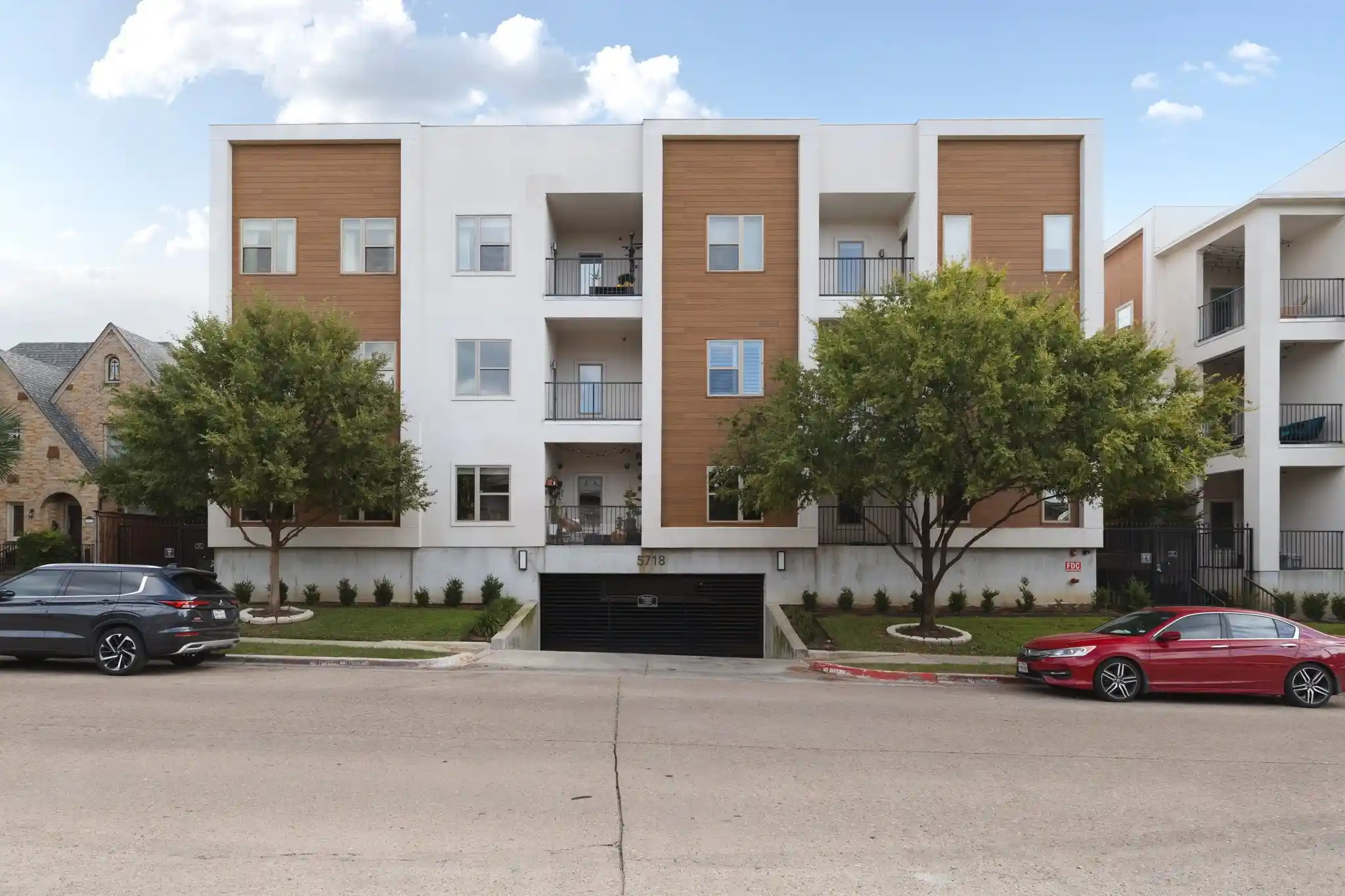 Listing Photo 1 - Condo for sale in building located at 5718 Mccommas Blvd, Dallas, TX 75206 - Unit #302