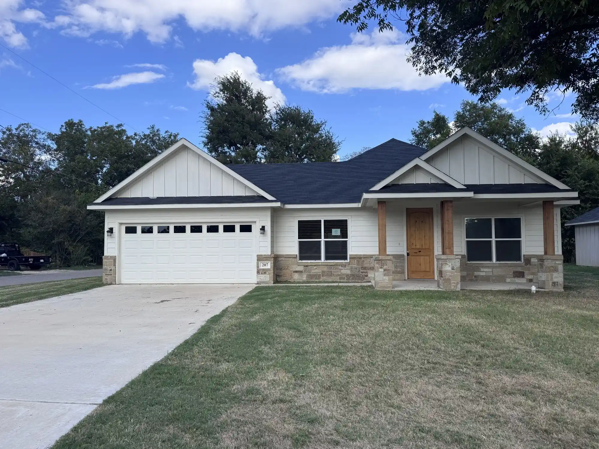 Photo 1 of Single family home for sale at 207 S Washington St, Cleburne, TX 76031 | MLS# 21412335 | Listing updated on 2026-10-16