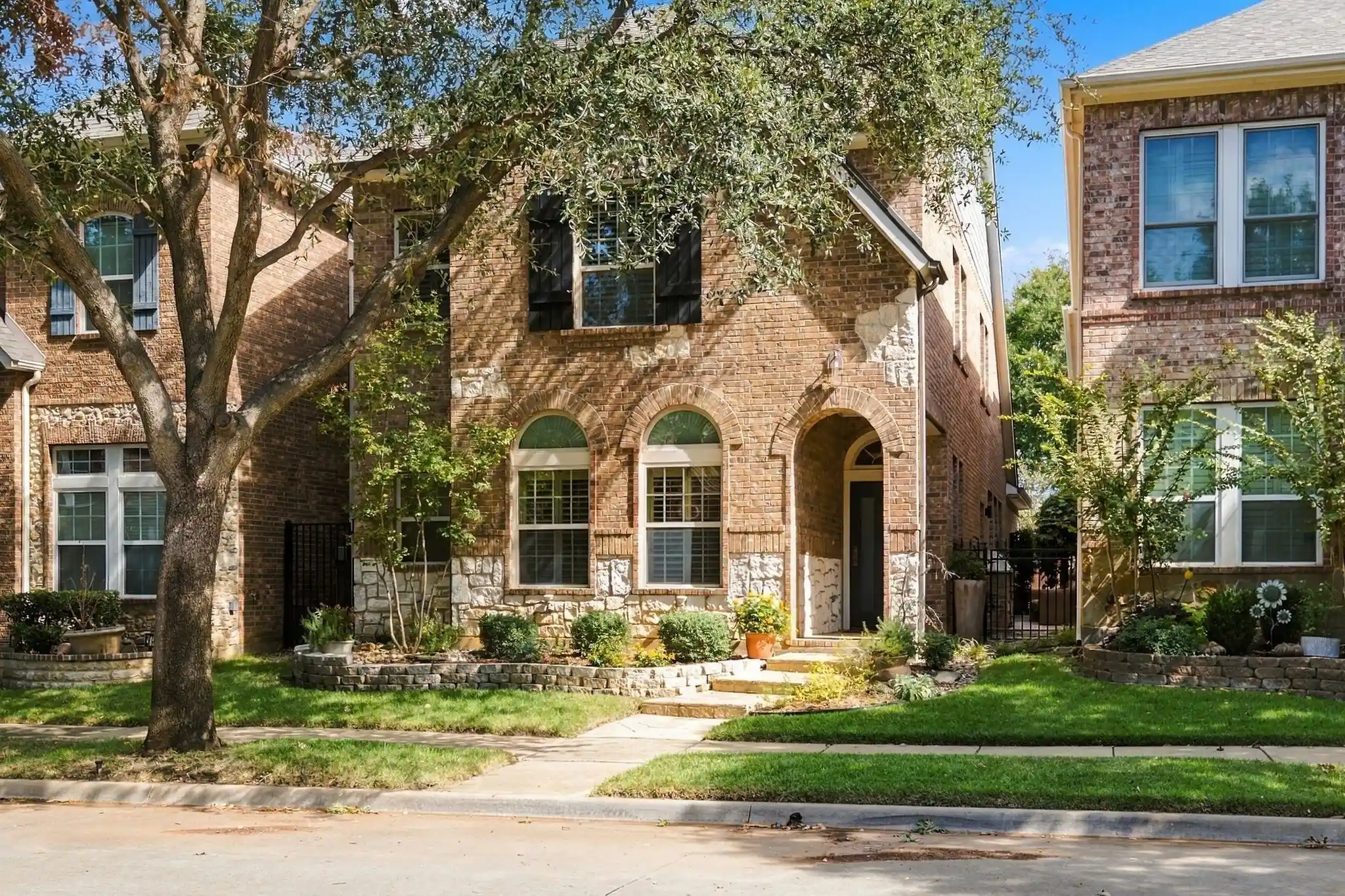 Single family home for sale at 227 Buckingham Ave, Euless, TX 76040 | MLS# 21410515