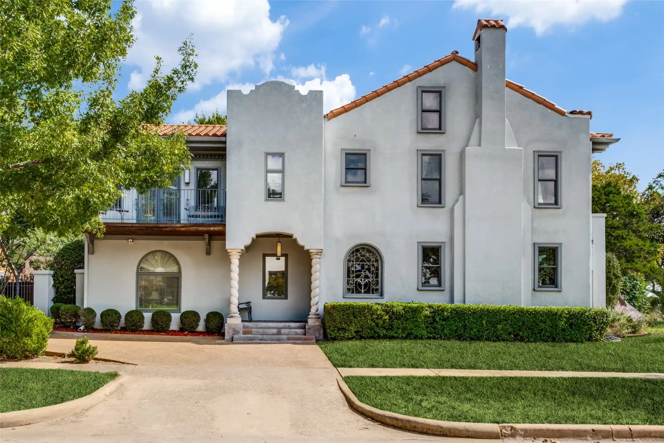 Photo 1 of Sale Pending at 6703 Country Clb Cir, Dallas, TX 75214 | MLS# 21403960 | Listing updated on 2026-10-29
