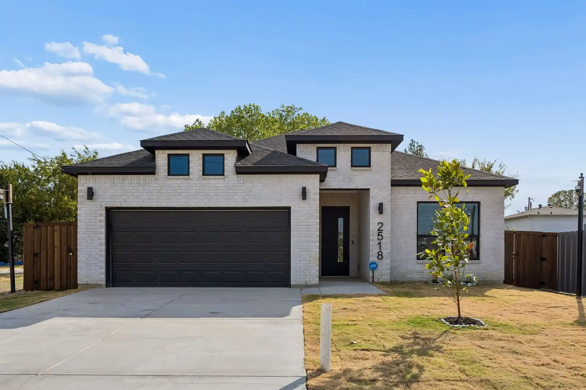 Photo 1 of Single family home for sale at 2518 Jeff St, Dallas, TX 75212 | MLS# 21413743 | Listing updated on 2026-10-21