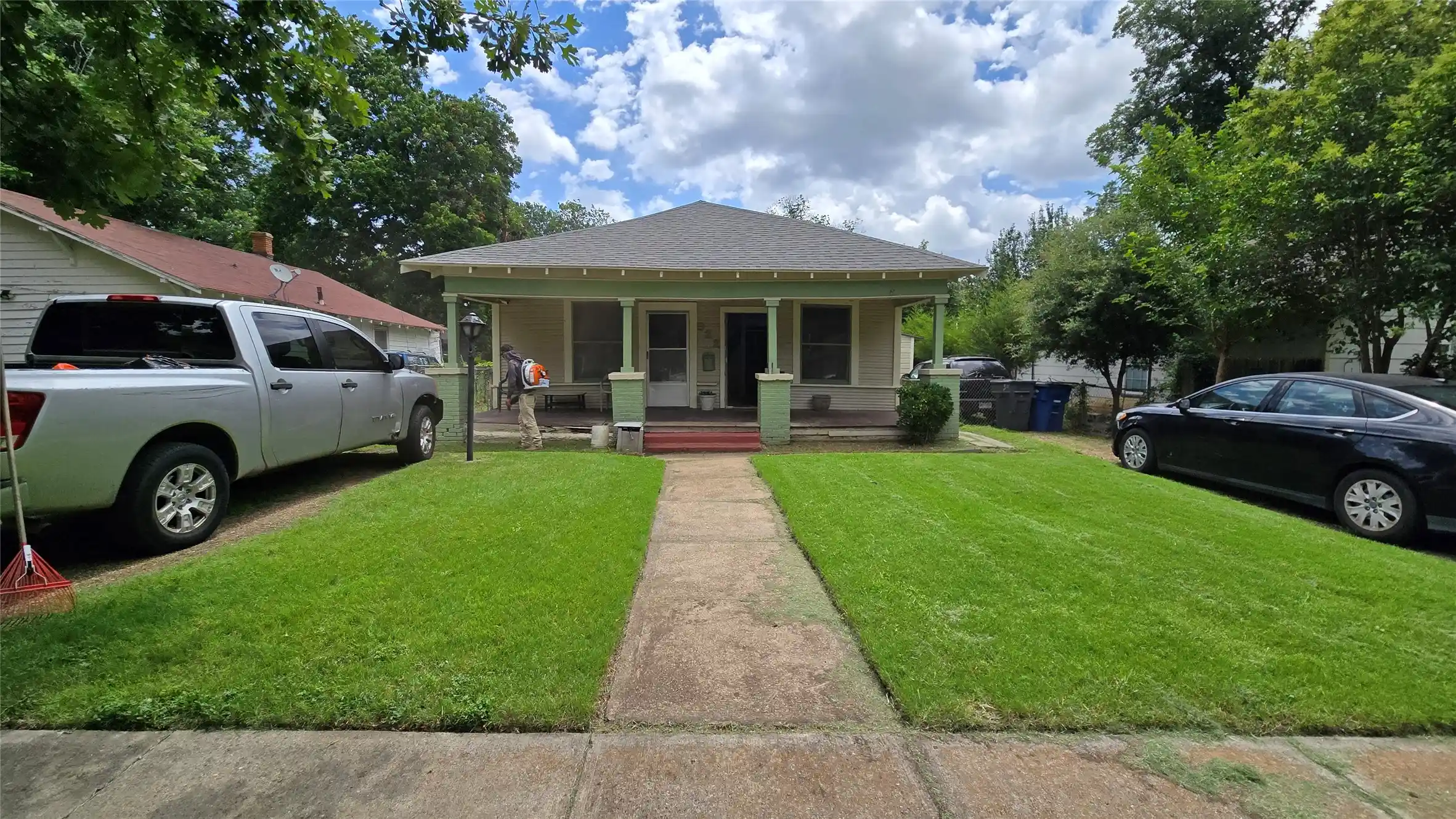 Photo 1 of Single family home for sale at 922 Hollywood Ave, Dallas, TX 75208 | MLS# 21414133 | Listing updated on 2026-10-27