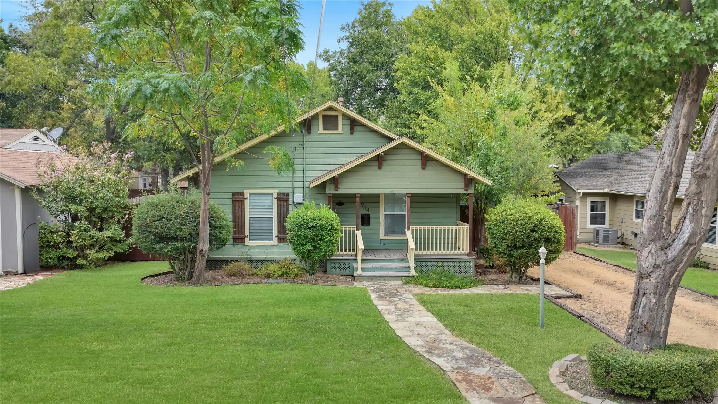 Photo 1 of Single family home for sale at 914 W Sunset St, Grapevine, TX 76051 | MLS# 21414149 | Listing updated on 2026-10-29