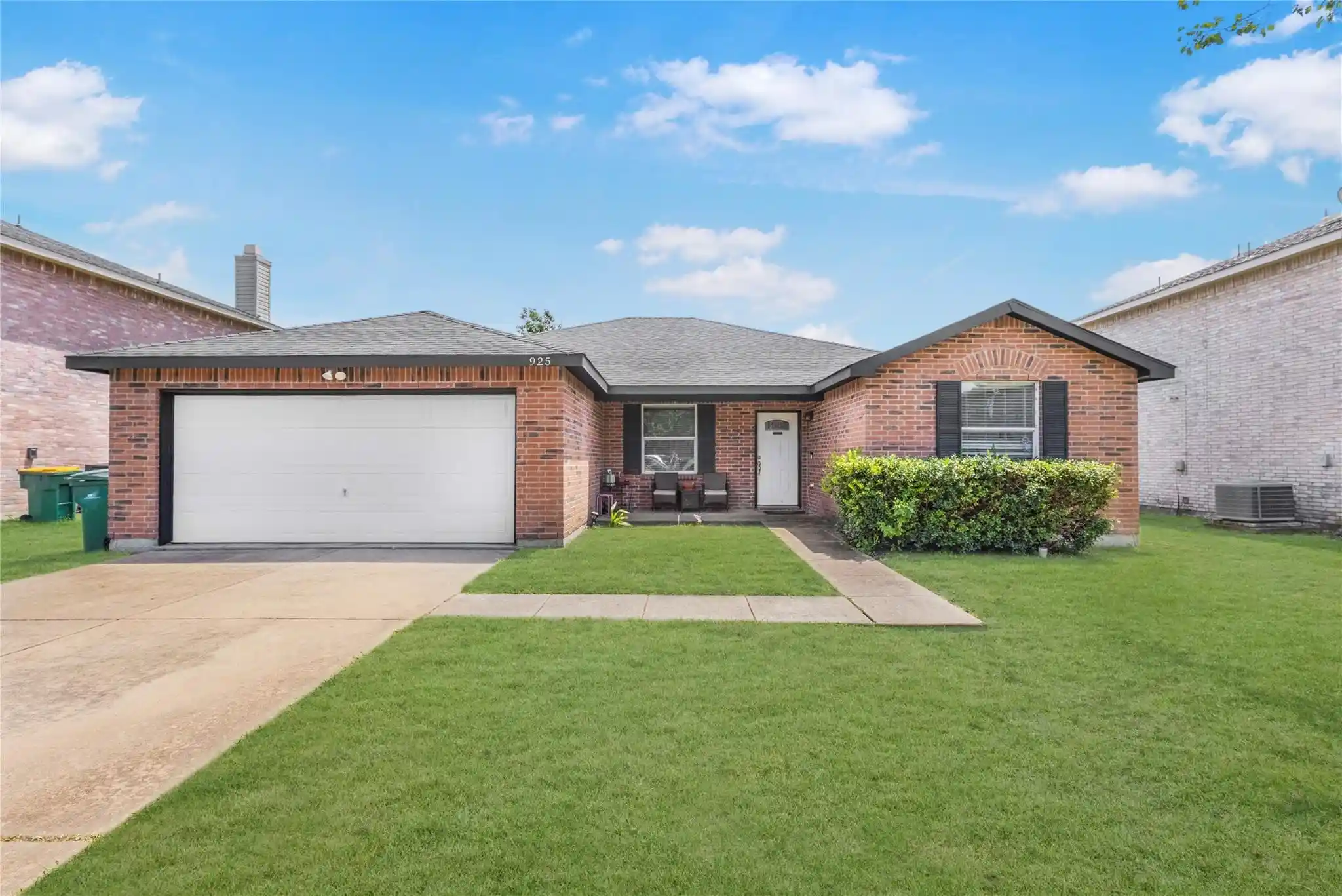 Photo 1 of Single family home for sale at 925 Brooks Dr, Cedar Hill, TX 75104 | MLS# 21414123 | Listing updated on 2026-10-24