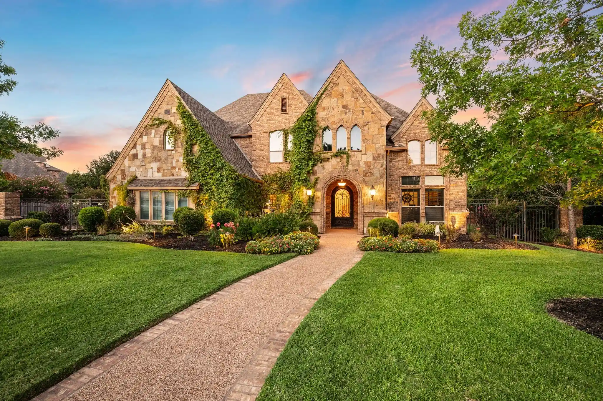 Photo 1 of Sale Pending at 2609 Summit Ridge Dr, Southlake, TX 76092 | MLS# 21412037 | Listing updated on 2026-10-29