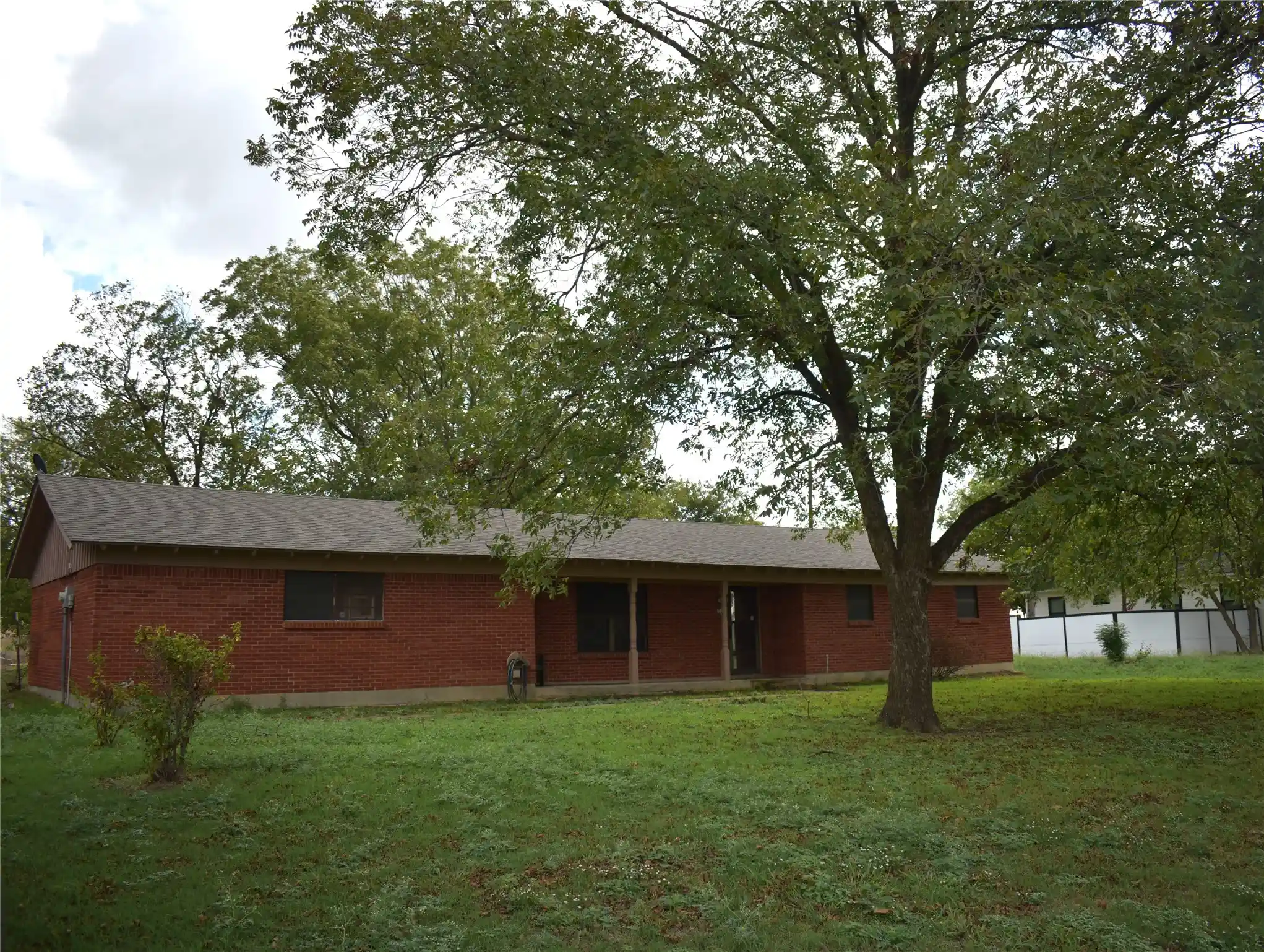Single family home for sale at 211 S College St, Itasca, TX 76055 | MLS# 21406278