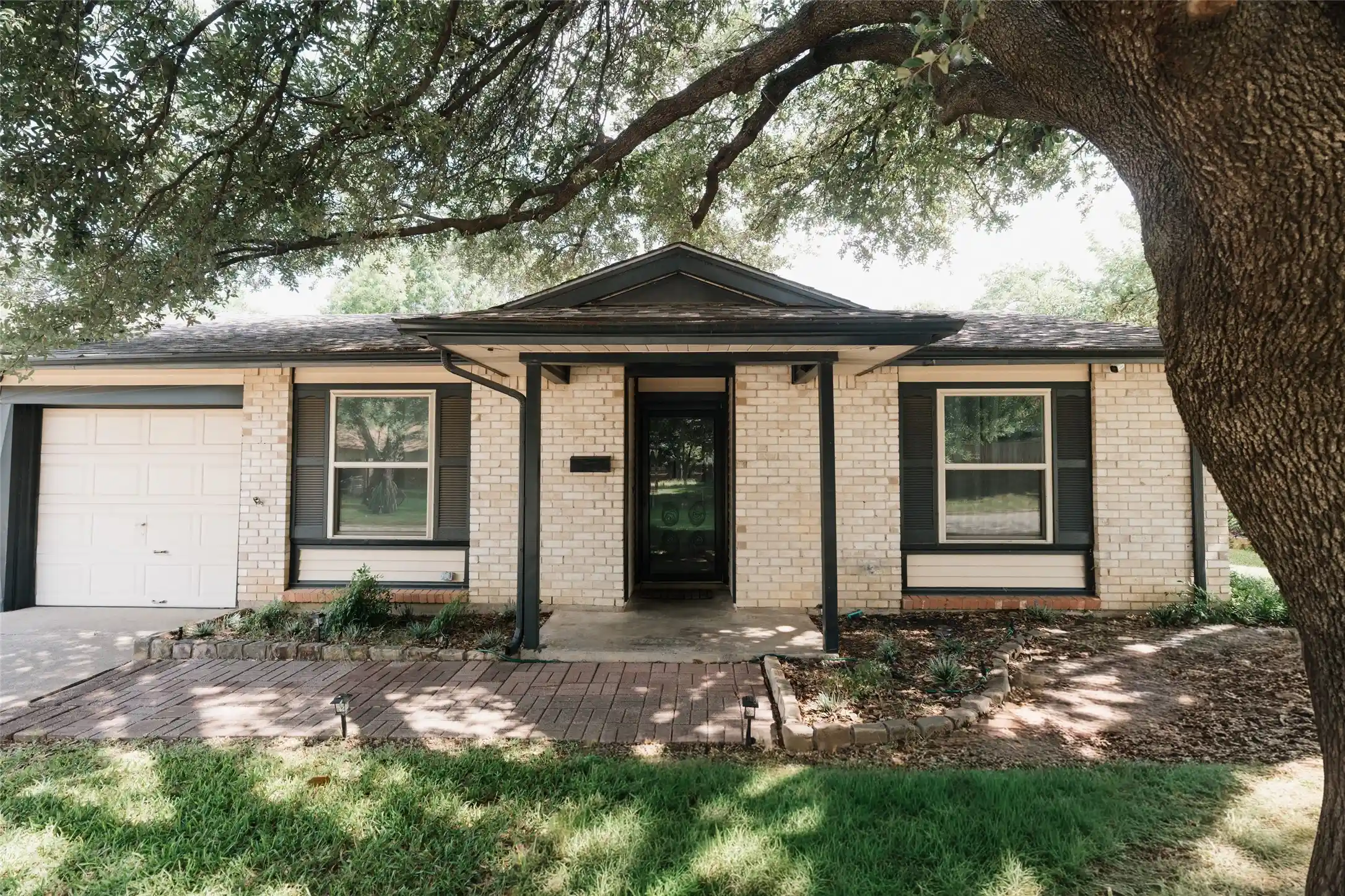 Photo 1 of Single family home for sale at 311 Town Crk Dr, Euless, TX 76039 | MLS# 21414576 | Listing updated on 2026-10-28