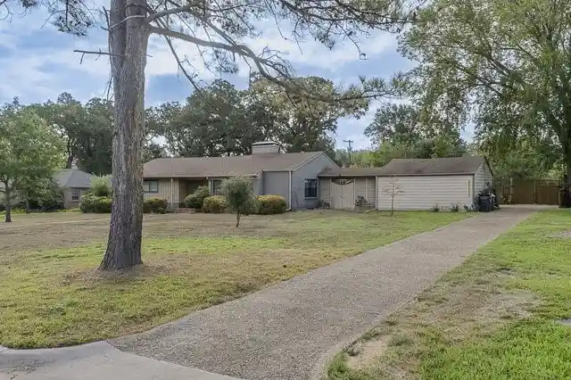 Photo 1 of Single family home for sale at 1405 Oaklawn Dr, Corsicana, TX 75110 | MLS# 21411435 | Listing updated on 2026-10-24