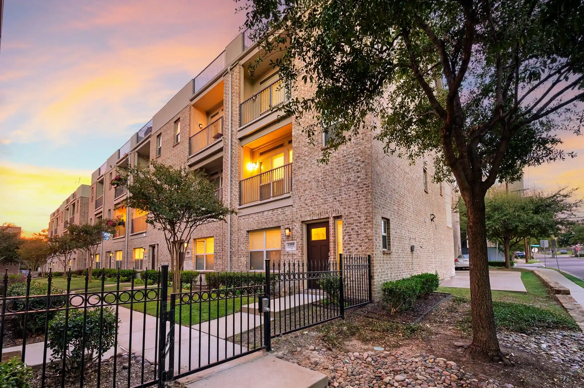 Townhouse for sale at 1303 Palm Springs Ln, Dallas, TX 75204 | MLS# 21410768