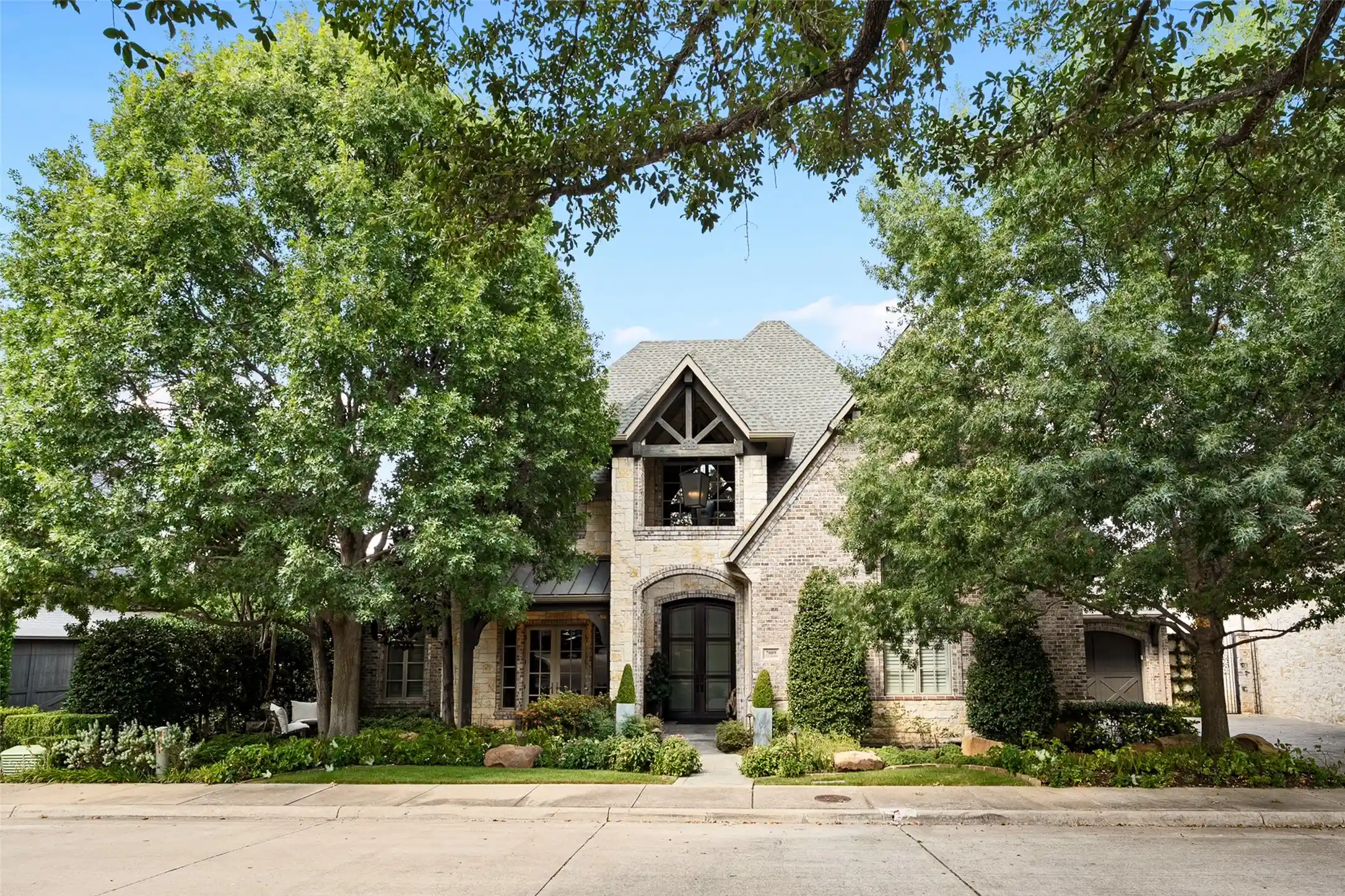 Photo 1 of Single family home for sale at 7009 Stone Meadow Dr, Dallas, TX 75230 | MLS# 21415168 | Listing updated on 2026-10-29