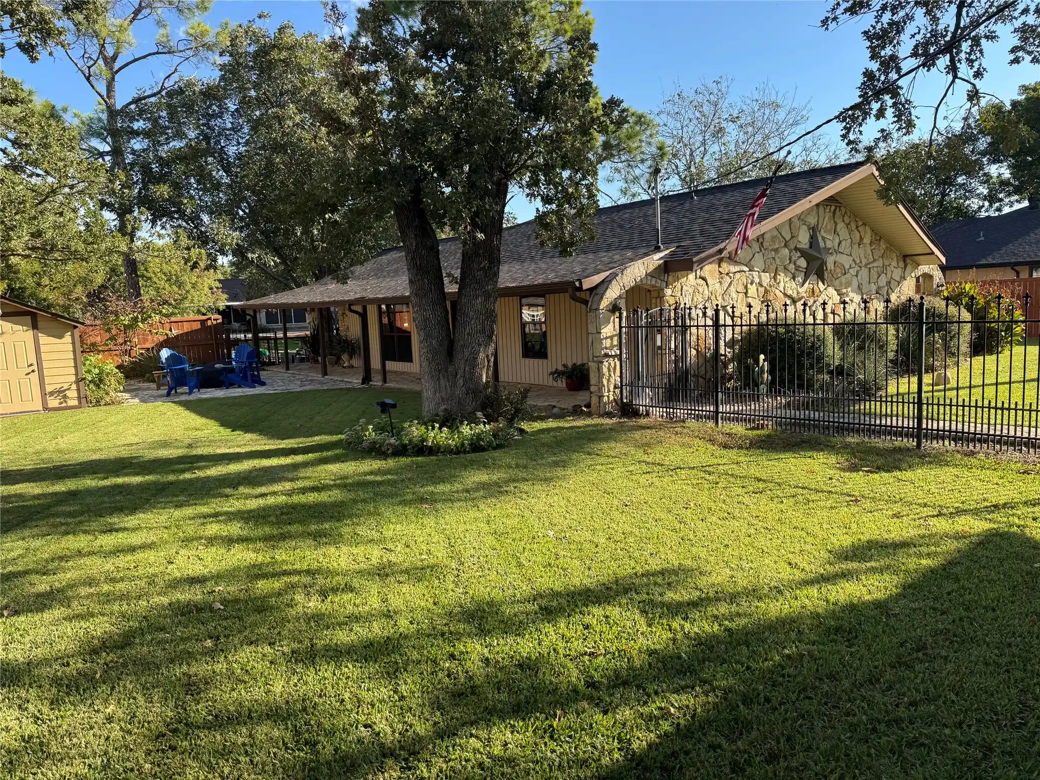 Photo 1 of Single family home for sale at 4015 Sioux Ct, Granbury, TX 76048 | MLS# 21415210 | Listing updated on 2026-10-24