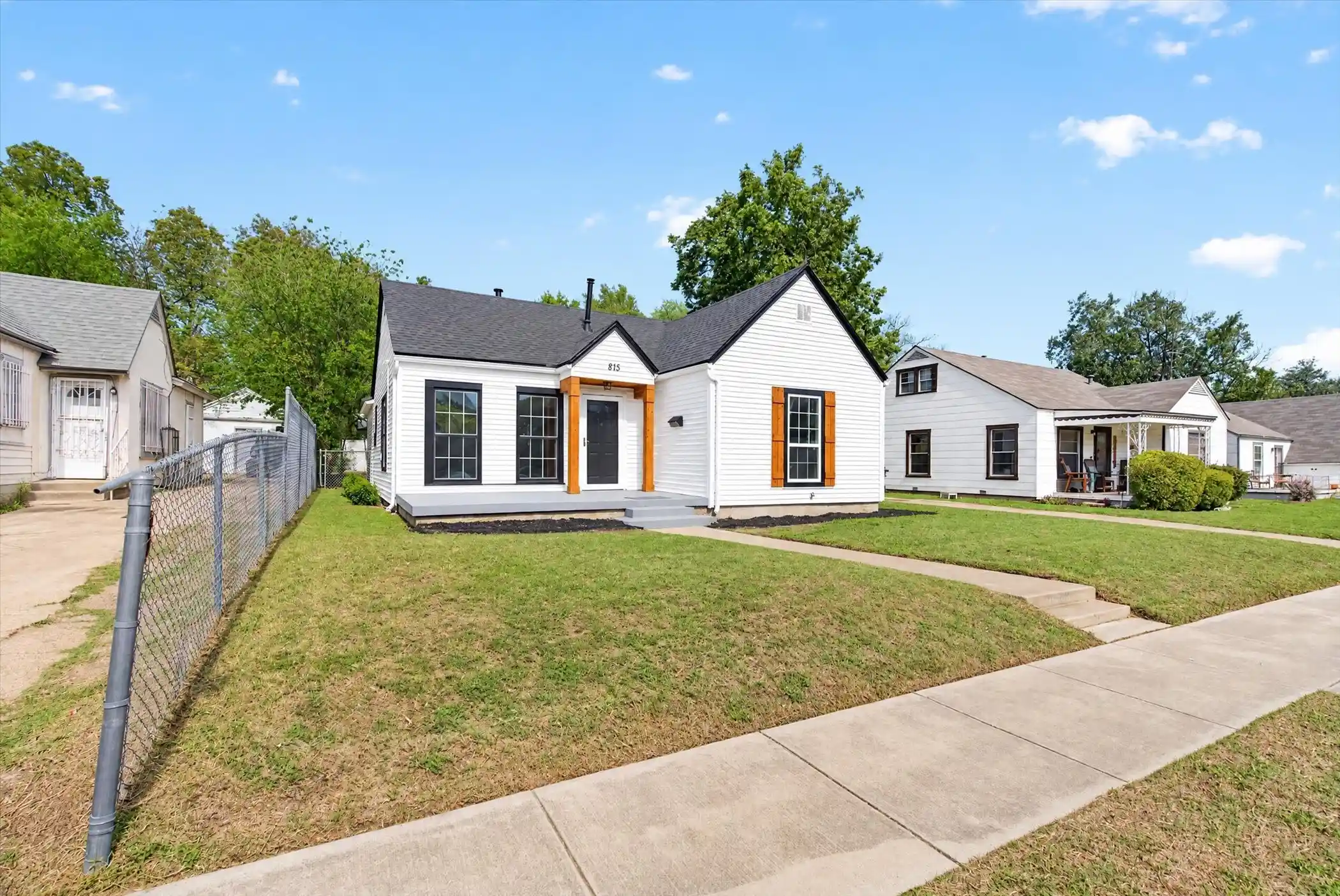 Single family home for sale at 815 E Robert St, Fort Worth, TX 76104 | MLS# 21416175
