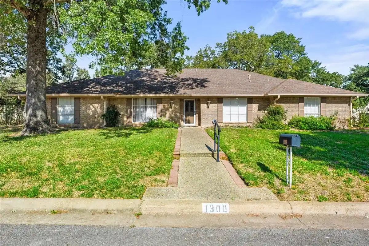 Photo 1 of Single family home for sale at 1300 Lexington Dr, Corsicana, TX 75110 | MLS# 21415687 | Listing updated on 2026-10-21