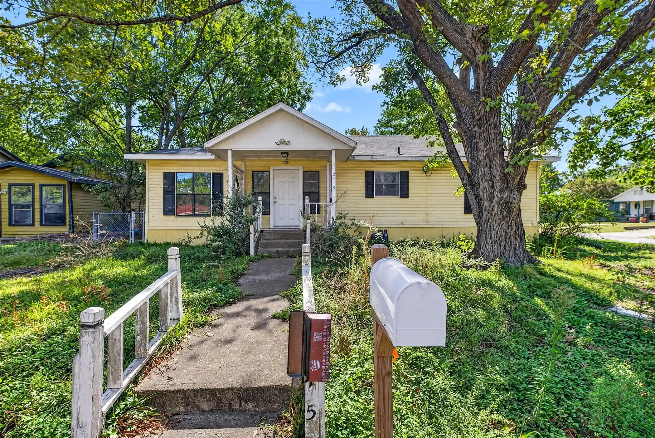 Photo 1 of Single family home for sale at 2415 W Collin St, Corsicana, TX 75110 | MLS# 21414982 | Listing updated on 2026-10-27