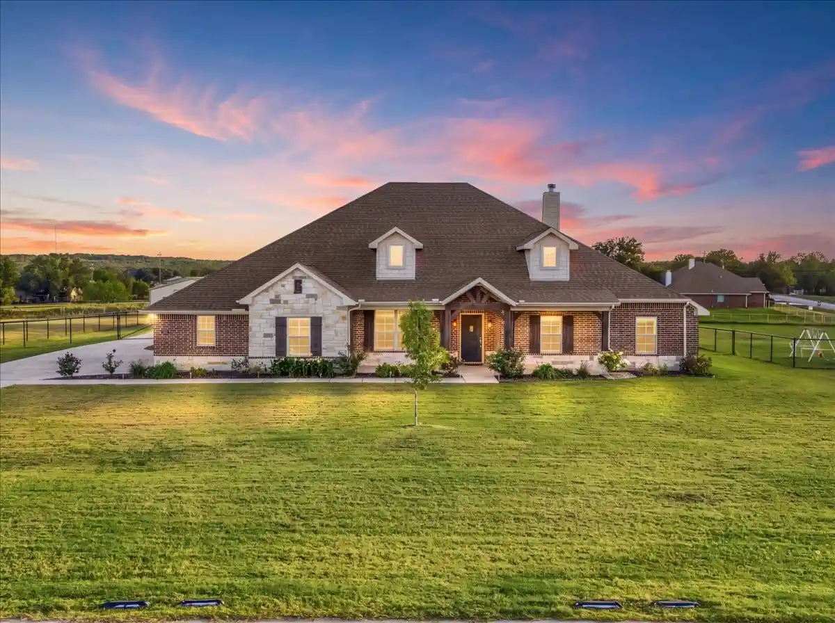 Single family home for sale at 1004 Northern Oaks Ct, Springtown, TX 76082 | MLS# 21416824