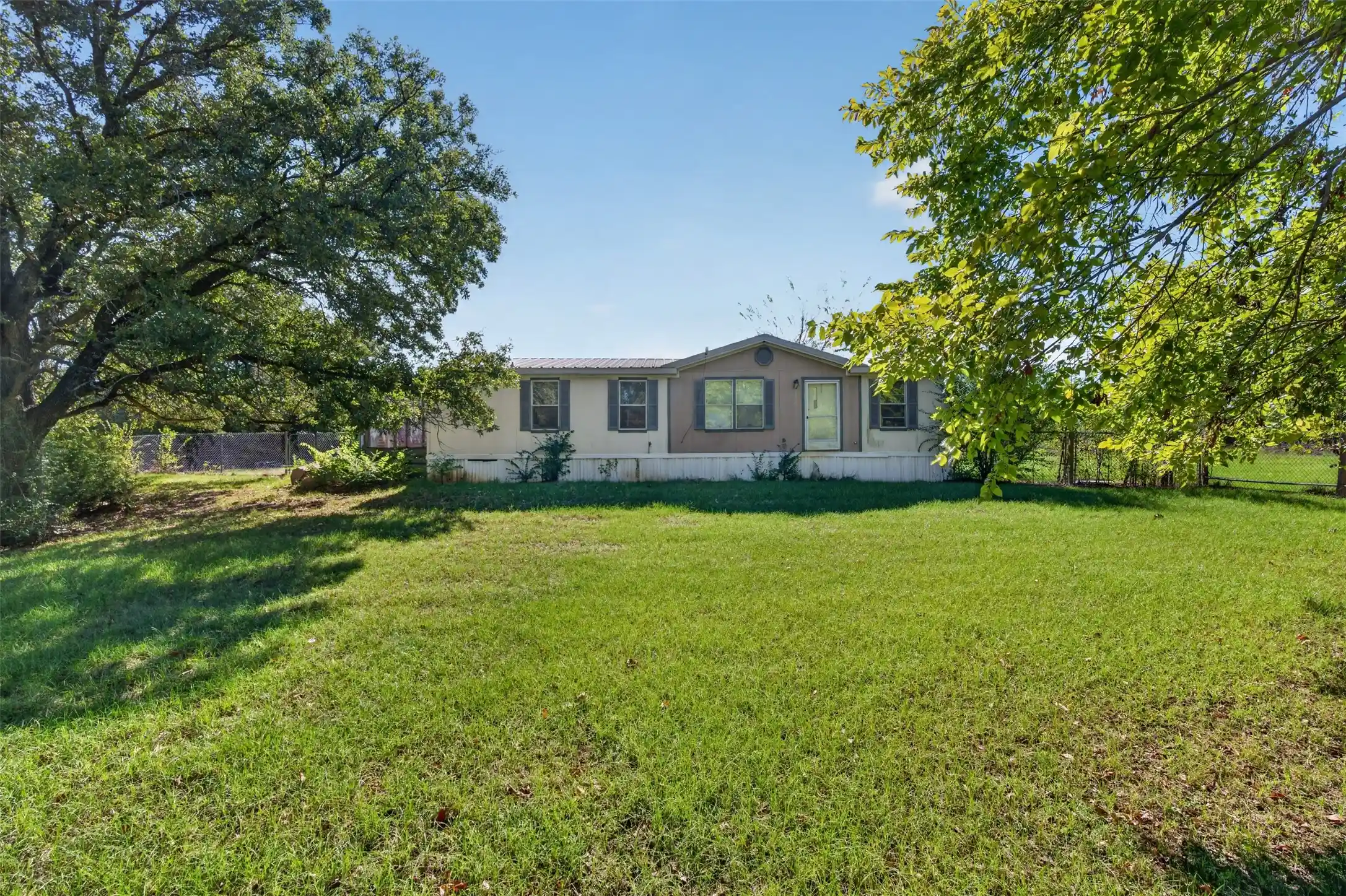 Photo 1 of Manufactured home for sale at 700 Kim Ct, Cleburne, TX 76031 | MLS# 21412869 | Listing updated on 2026-10-27