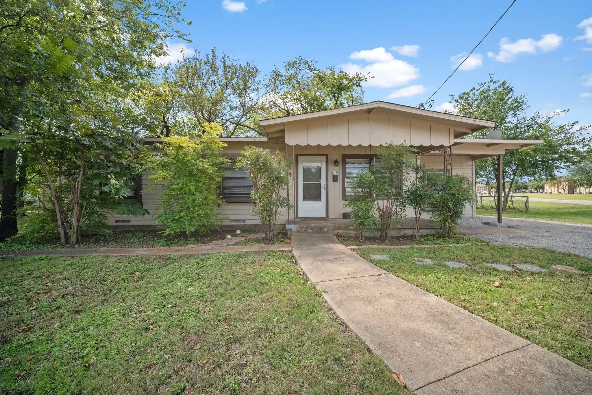 Photo 1 of Single family home for sale at 514 E University Ave, Waxahachie, TX 75165 | MLS# 21417355 | Listing updated on 2026-10-27