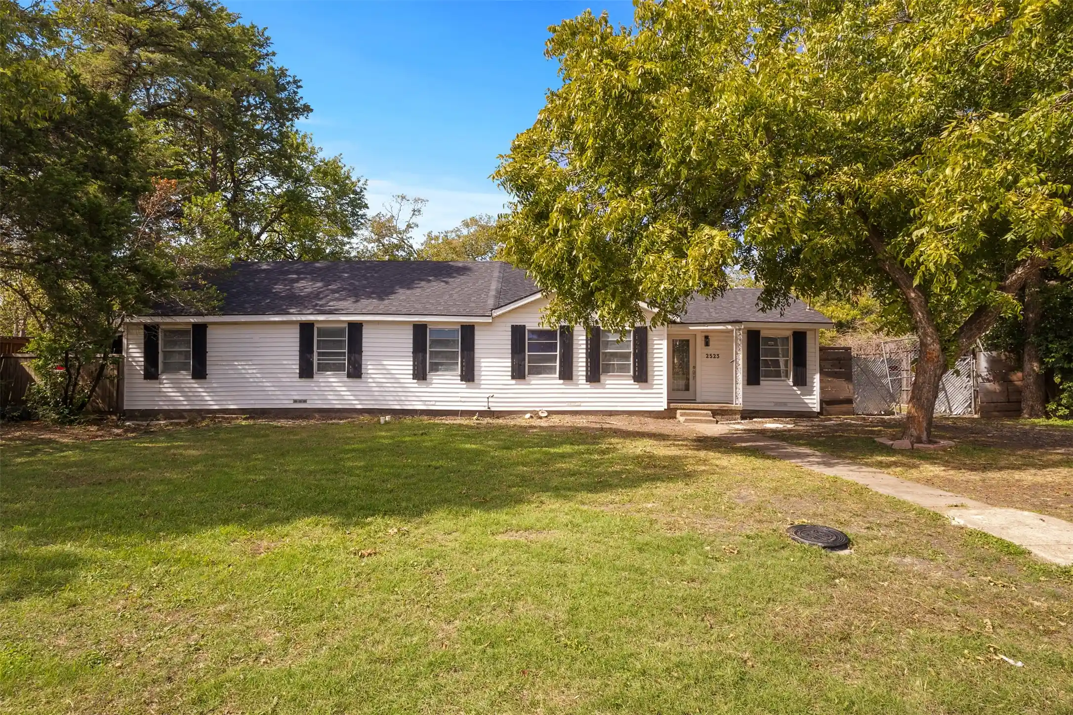 Photo 1 of Single family home for sale at 2523 N Prairie Crk Rd, Dallas, TX 75227 | MLS# 21417923 | Listing updated on 2026-10-25