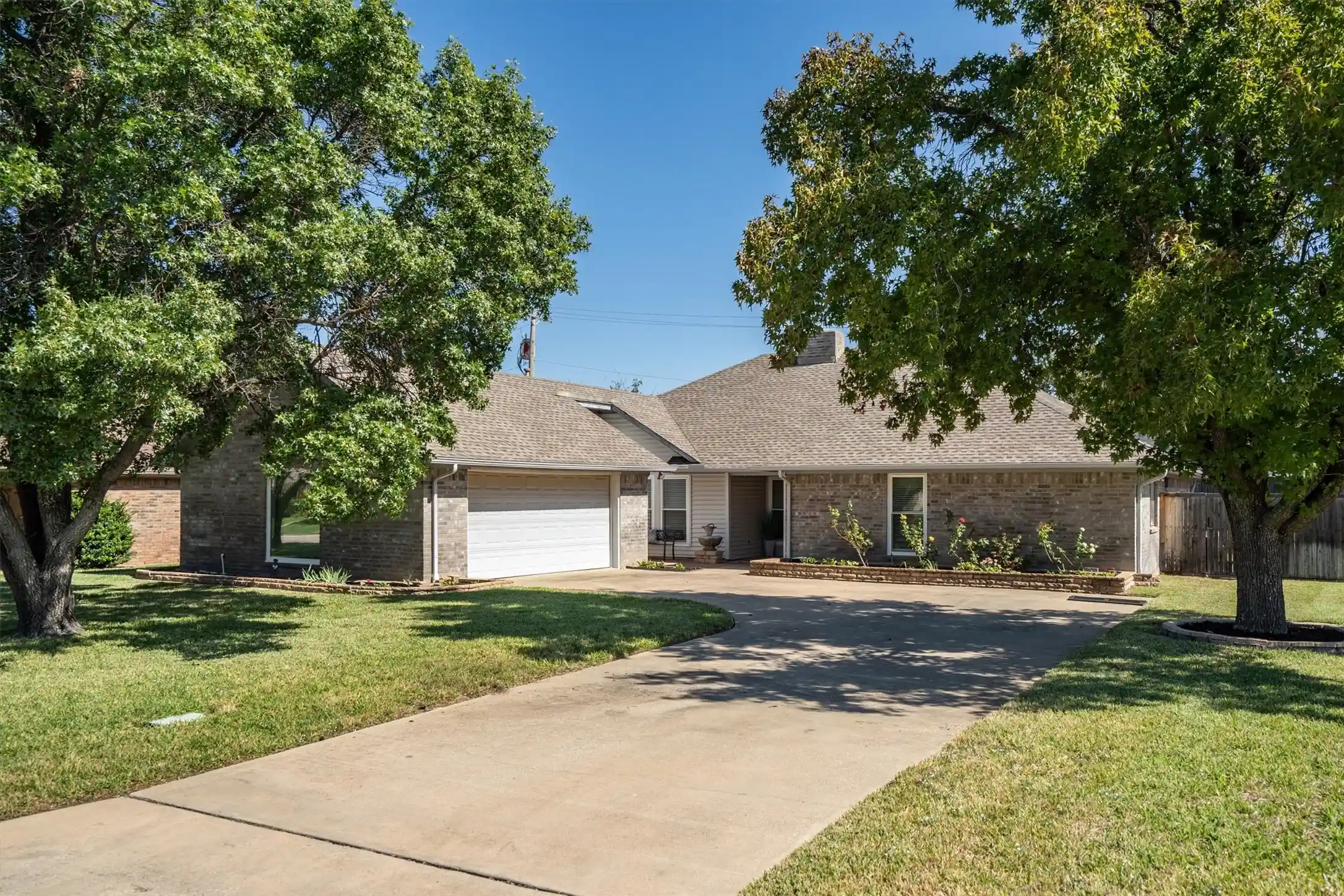 Photo 1 of Single family home for sale at 654 Park Ln, Lewisville, TX 75077 | MLS# 21414011 | Listing updated on 2026-10-27