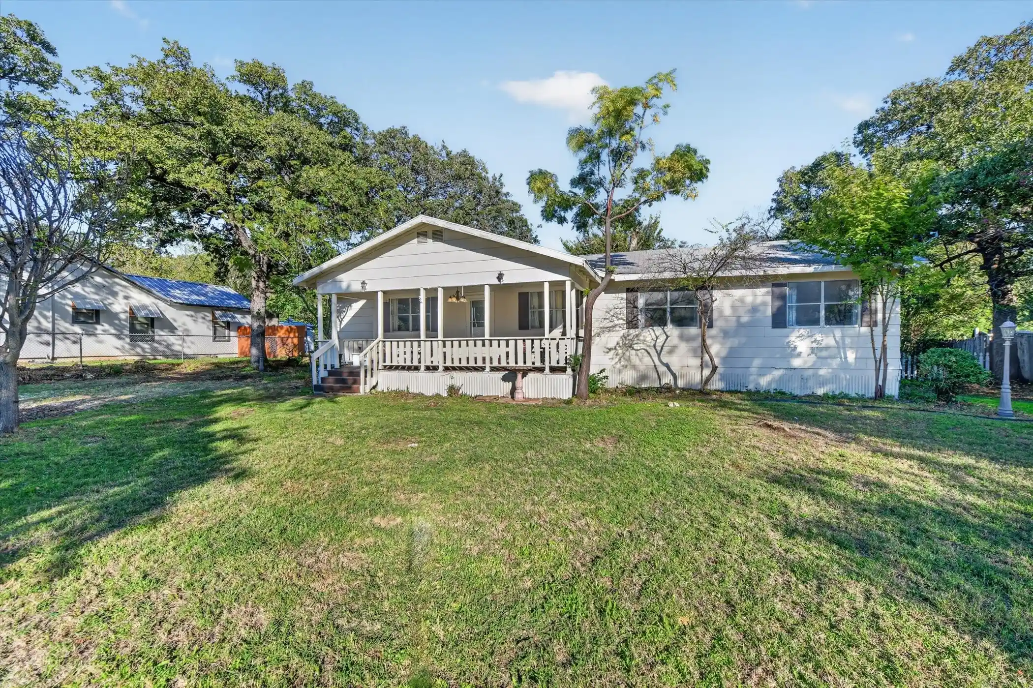 Photo 1 of Single family home for sale at 2928 Delaware Trl, Fort Worth, TX 76135 | MLS# 21385438 | Listing updated on 2026-10-25