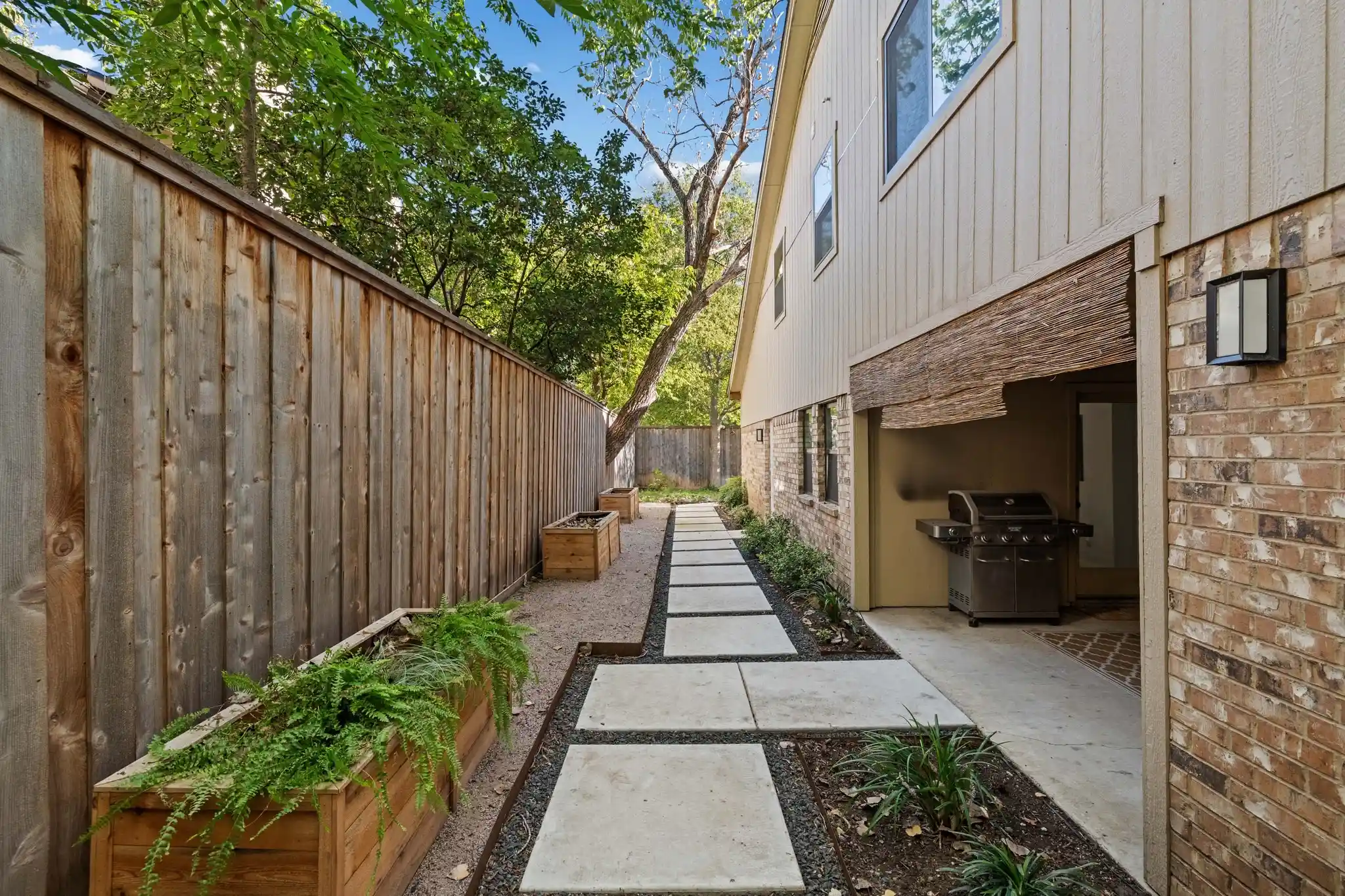Photo 1 of Single family home for sale at 6409 Ridgemont Dr, Dallas, TX 75214 | MLS# 21417439 | Listing updated on 2026-10-24