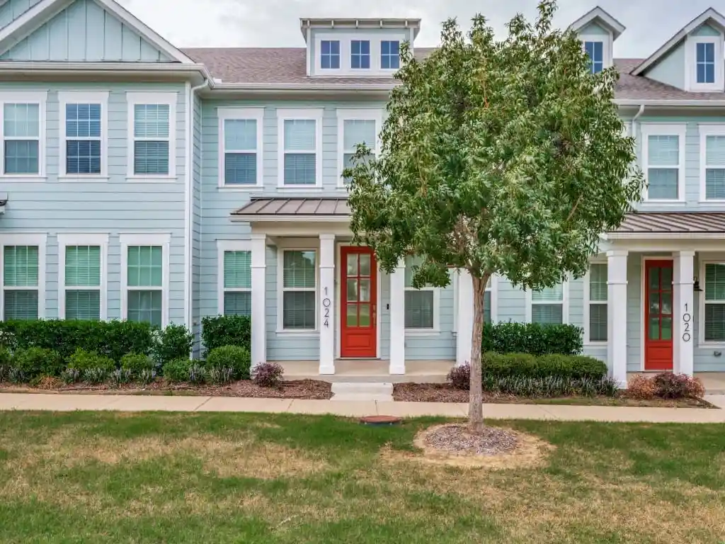 Townhouse for sale at 1024 Thomas Pl, Carrollton, TX 75006 | MLS# 21418381